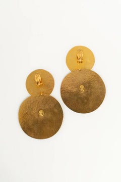 Van der Straeten Clip Earrings in Hammered Gold Metal