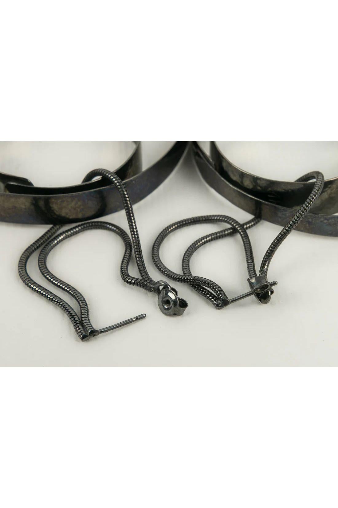 Van der Straeten Boucles d'oreilles en métal argenté foncé composées de deux serpents en vente 1