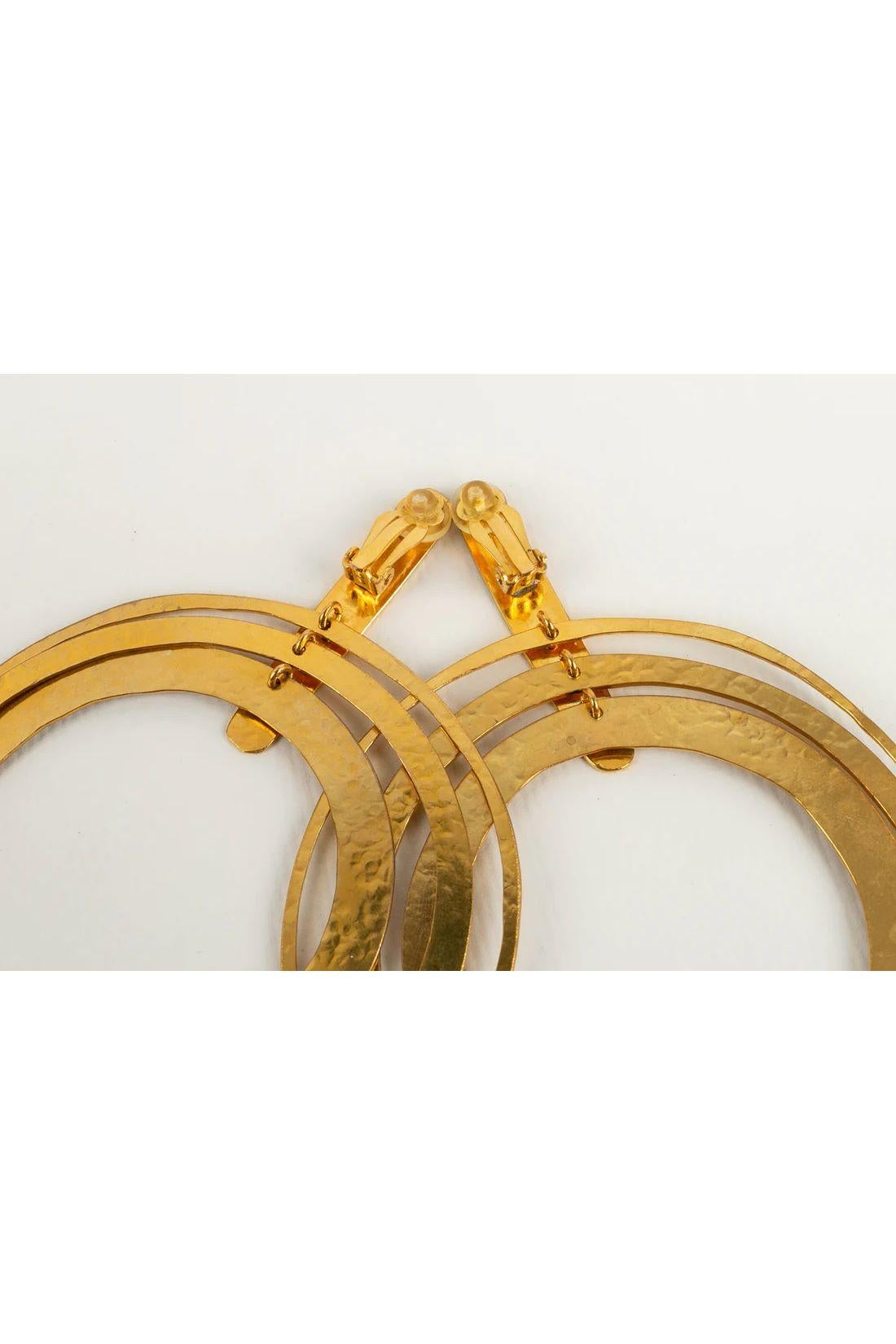 Van der Straeten Earrings Clip in Hammered Gold Metal In Excellent Condition In SAINT-OUEN-SUR-SEINE, FR