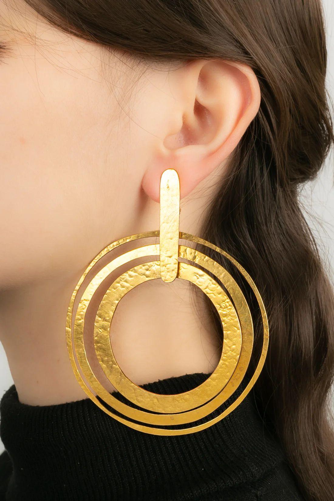 Van der Straeten Earrings Clip in Hammered Gold Metal 1