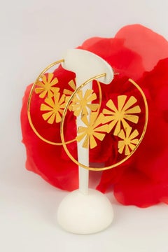 Van der Straeten Gold metal Creoles Decorated with Monogrammed Daisies Earrings