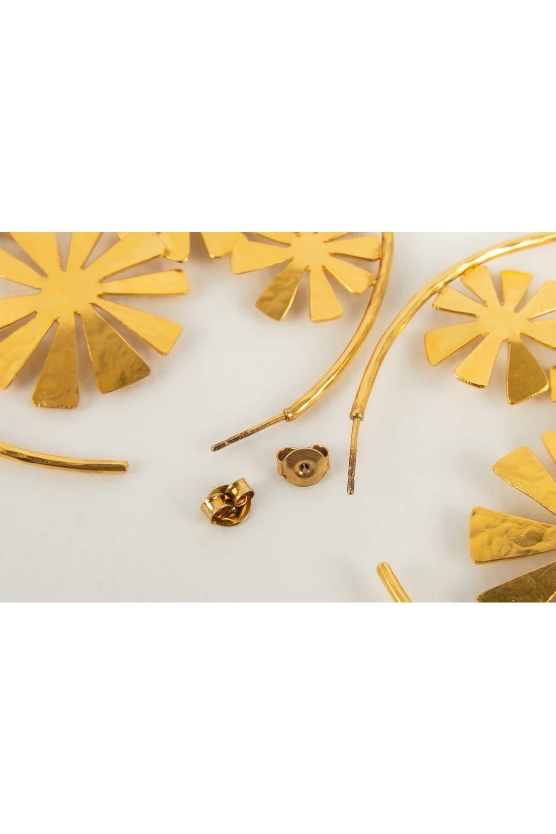 Van der Straeten Gold metal Creoles Decorated with Monogrammed Daisies Earrings In Excellent Condition For Sale In SAINT-OUEN-SUR-SEINE, FR