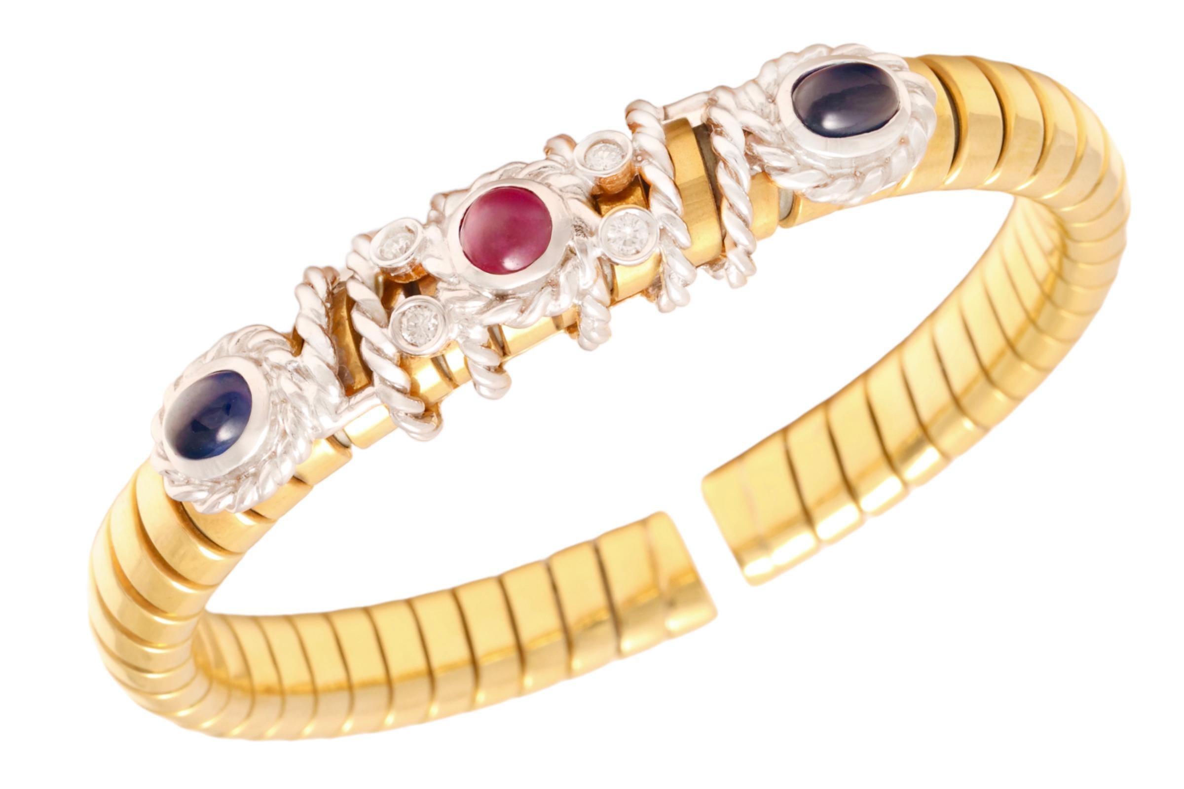 Schöner Van Esser 18 kt. Flexibles Goldarmband mit Diamanten, Cabochon, Saphiren und Rubin.

Saphir: 2 Cabochon Saphir ca.  1,3 ct. 

Rubin: 1 Cabochon Rubin, ca. 0,5 ct.

Diamanten: 4 Diamanten zusammen 0,28 ct. 

MATERIAL: 18 kt. Gelb- und