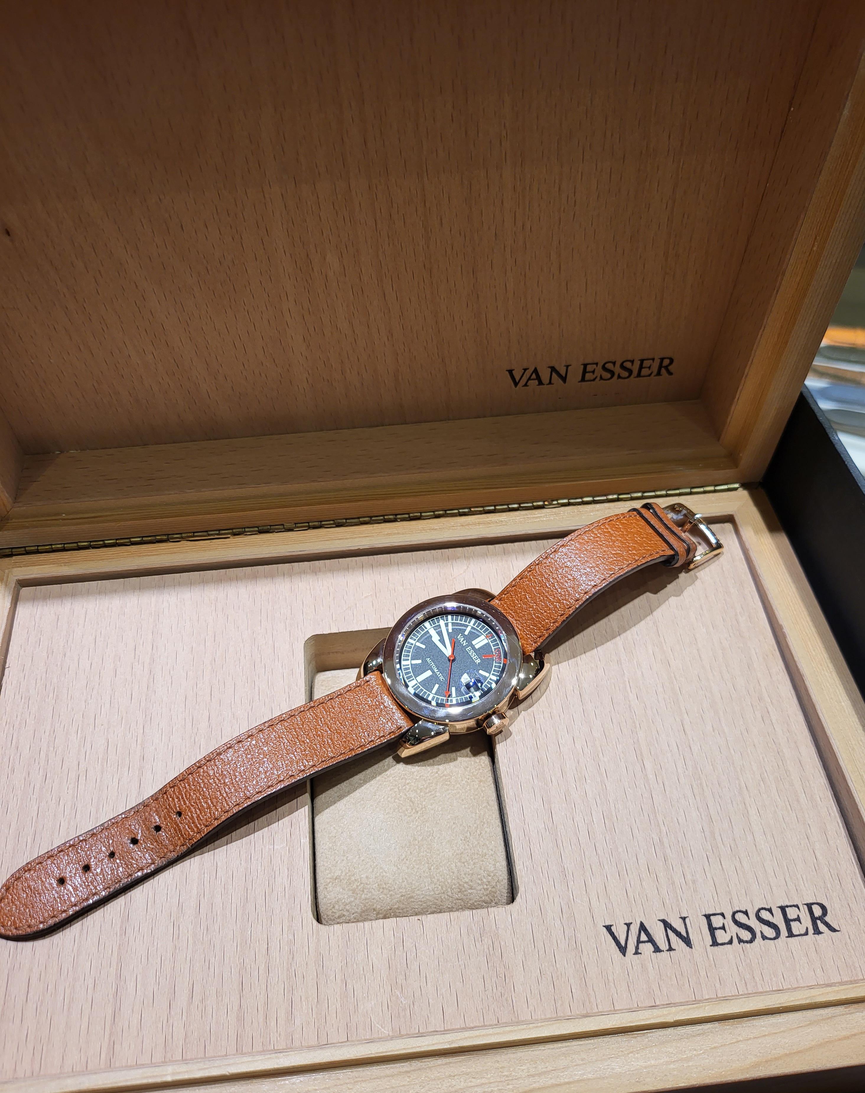 Women's or Men's Van Esser a One Wrist Watch 18 Karat Gold, like New with Box & Papers For Sale
