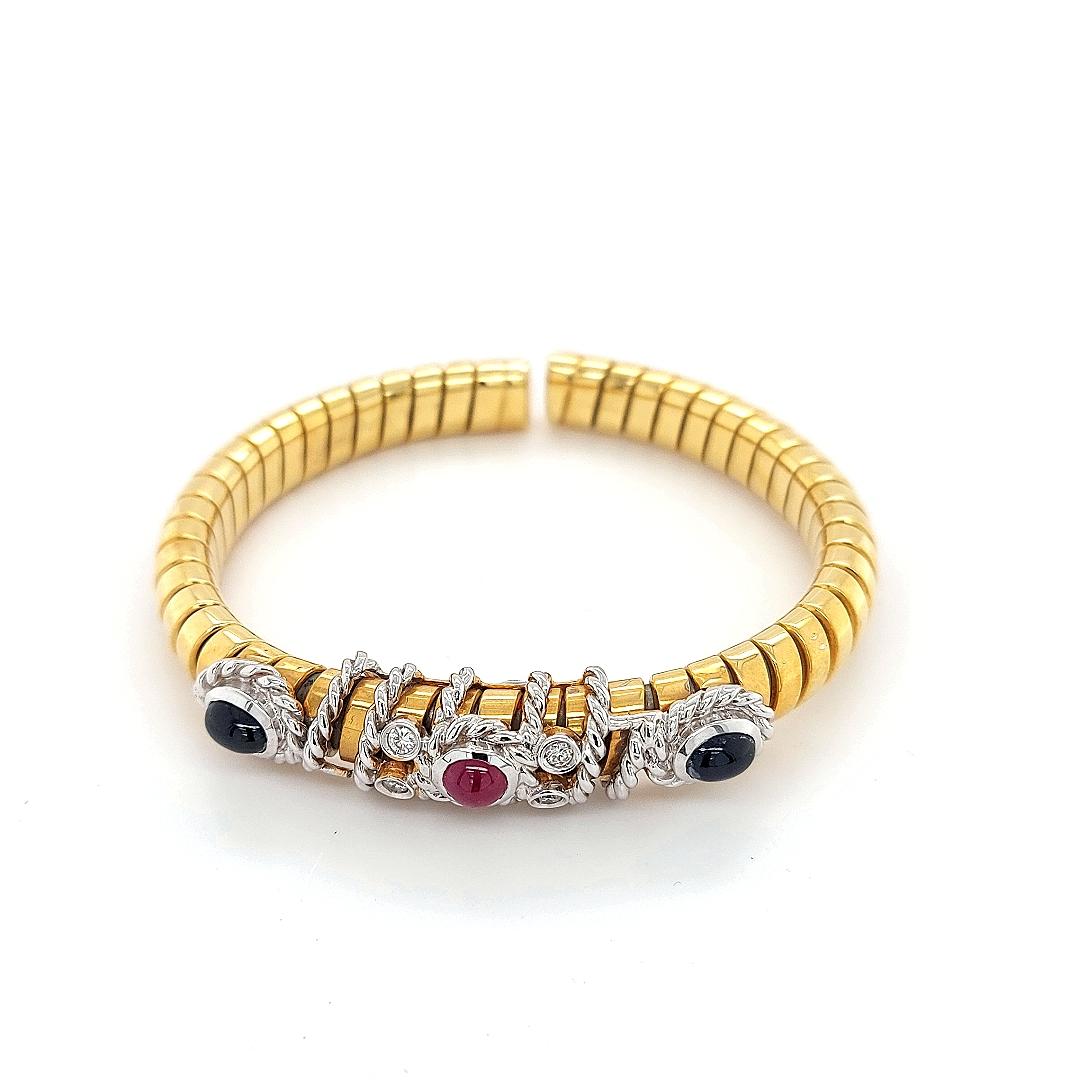 Van Esser Flexibles zweifarbiges Goldarmband mit Diamanten, Saphiren und Rubinen im Kabuchonschliff im Angebot 1