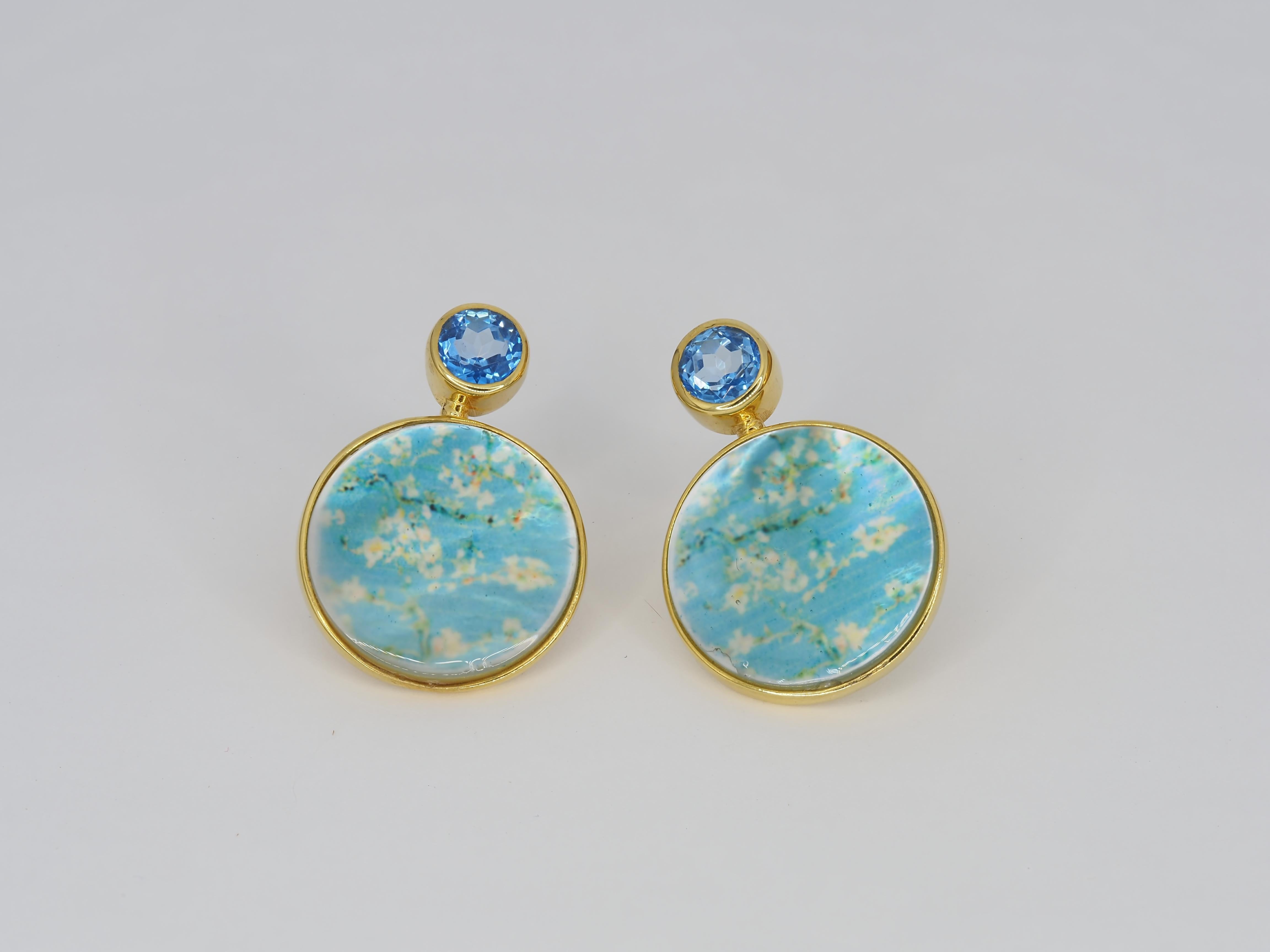 Orecchini a conchiglia in madreperla con topazio e disegno Van Gogh Almond Blossom. Orecchini a conchiglia fatti a mano con topazio. Orecchini a perno da sposa per matrimonio in spiaggia. Orecchini da spiaggia in madreperla. Orecchini con pittura a