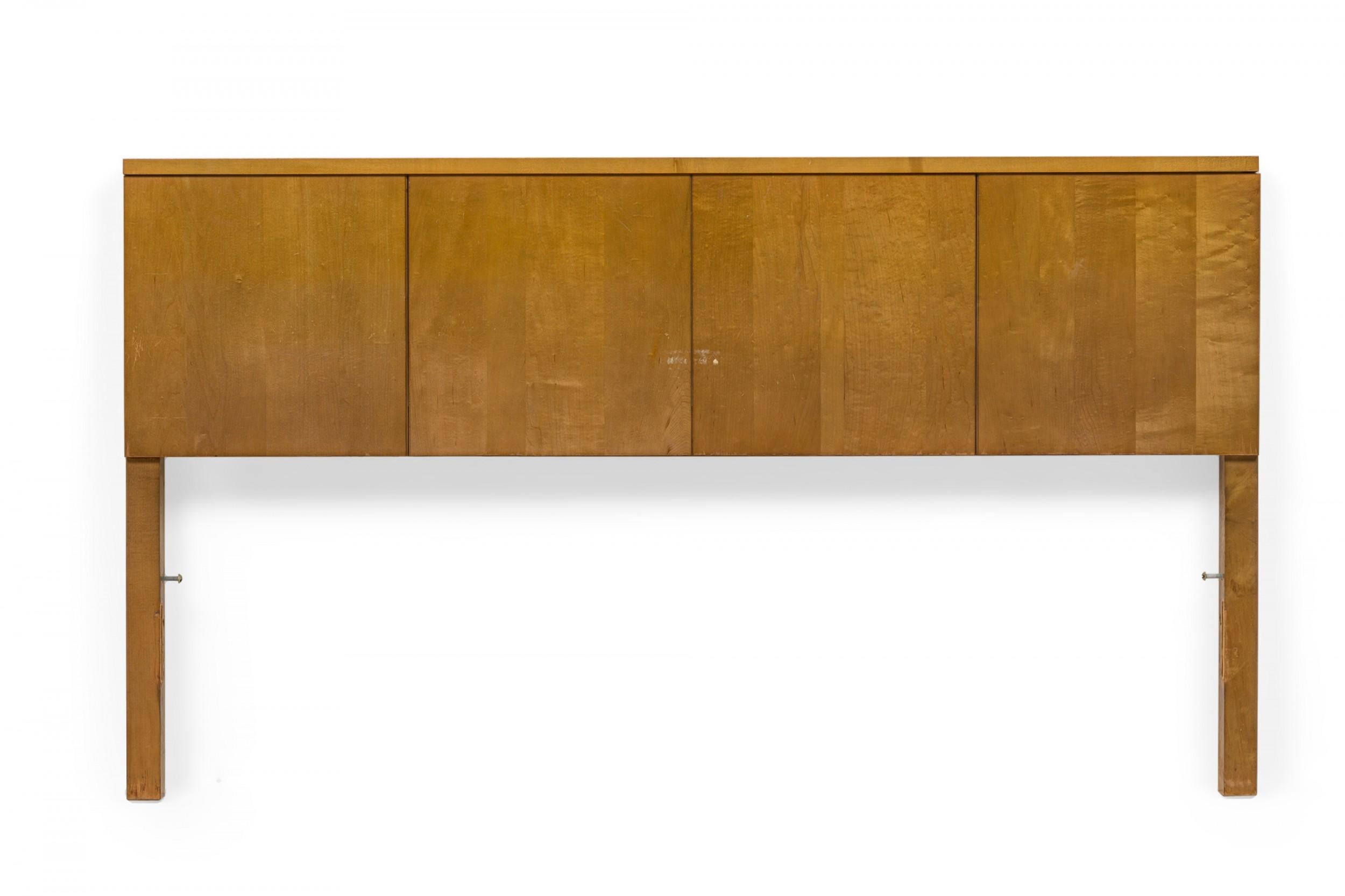 2 amerikanische Holz-Kopfteile aus der Mitte des Jahrhunderts in einfacher, funktioneller, rechteckiger Form mit vier quadratischen Einlegeplatten und überhängendem Kopfteil. (VAN KEPPEL-GRÜN) (PREIS PRO STÜCK)

Zustand: Gut; alters- und
