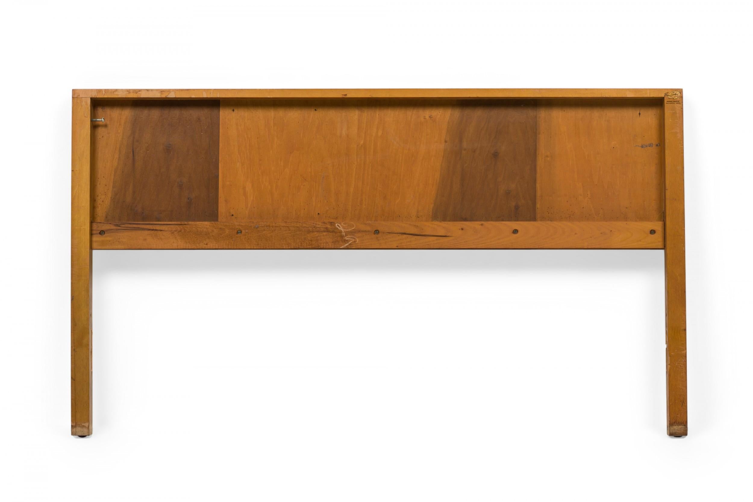 Van Keppel-Green Amerikanisches Mid-Century Kopfteil in voller Größe aus Holz (Moderne der Mitte des Jahrhunderts) im Angebot