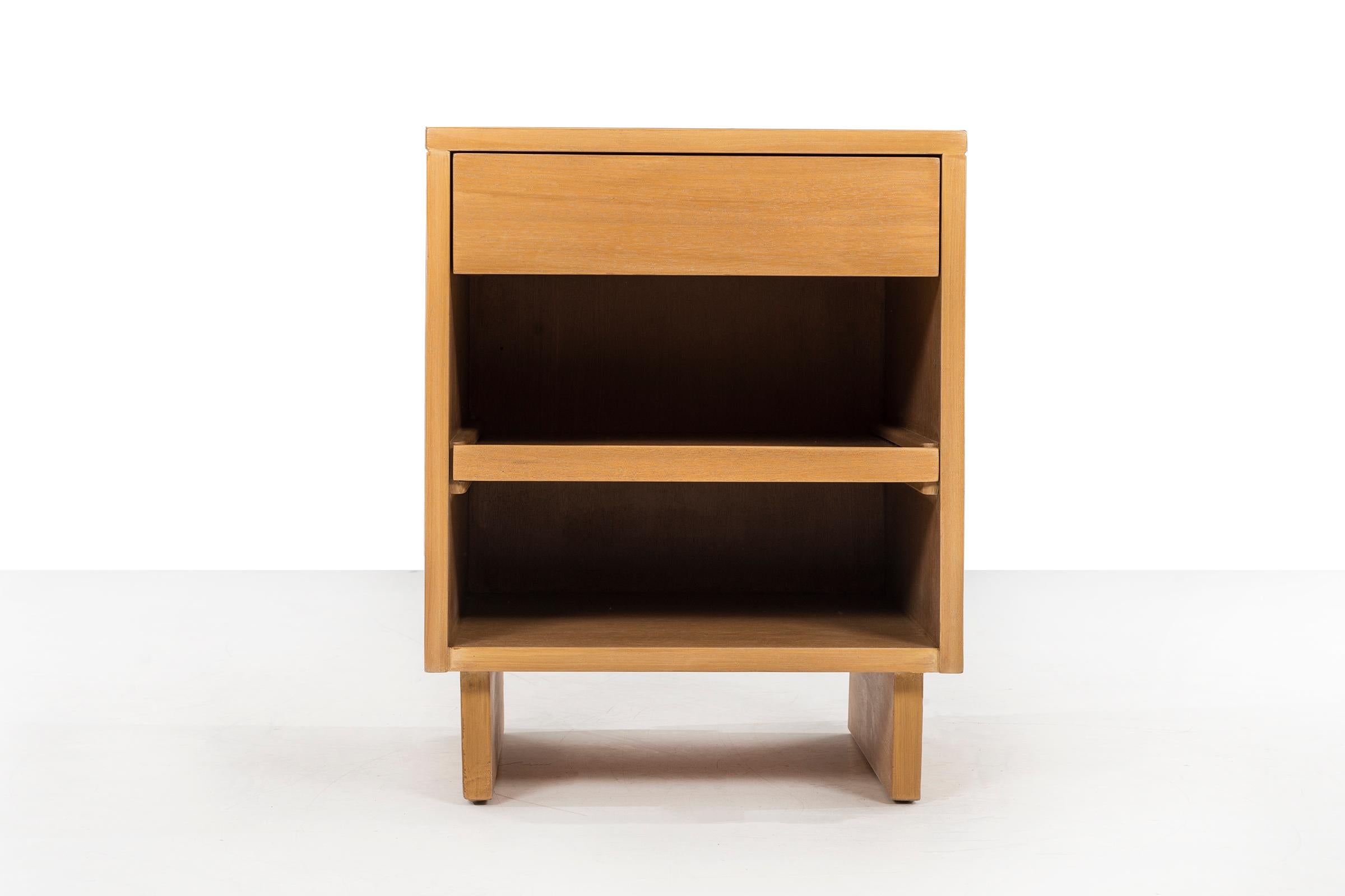 VKG- nightstands and or ends for Brown and Saltman.
Mahogany wood with pull-out shelves and drawers. Label on drawer side.