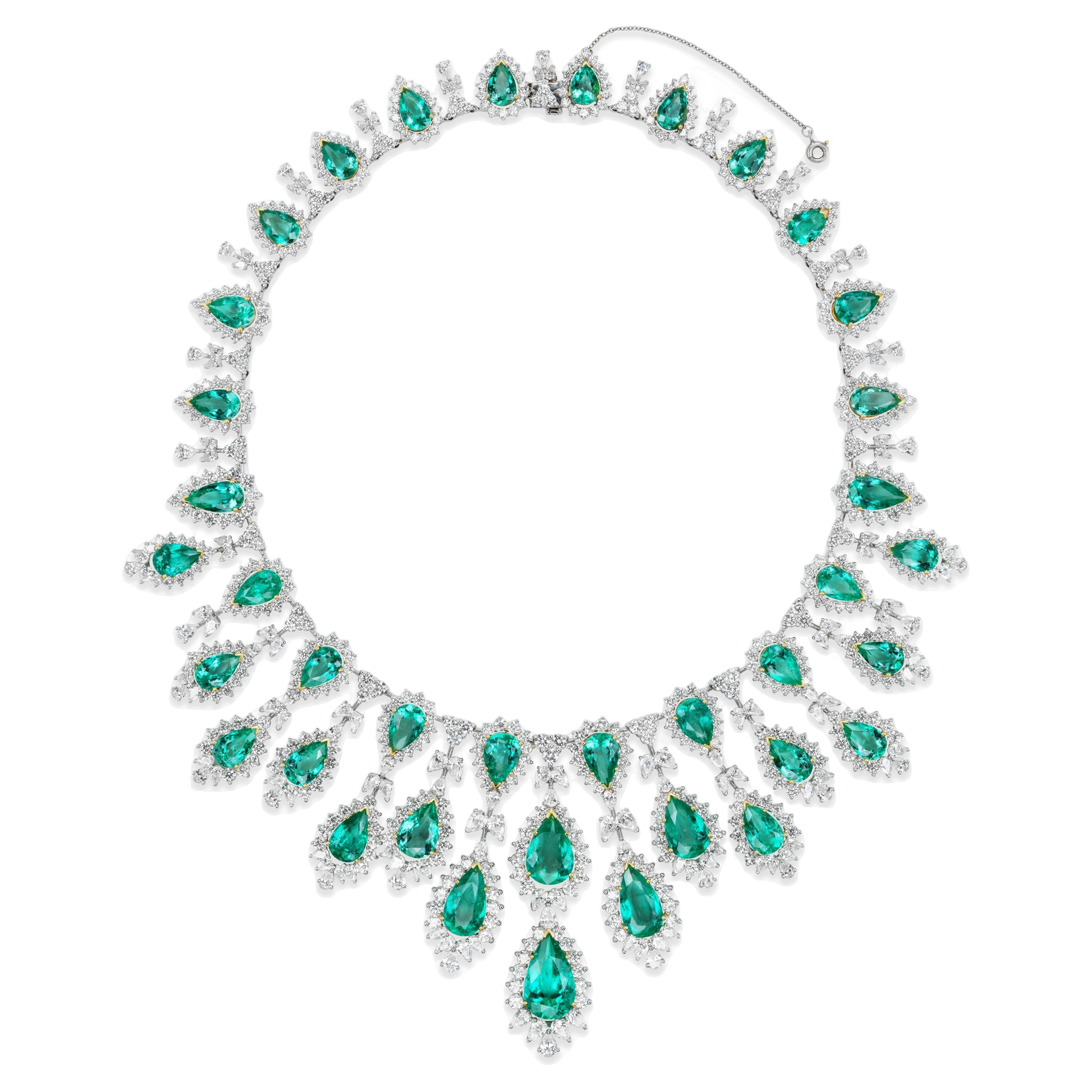 Van Halskette und Ohrringe Suite (220,66 Karat kolumbianische Smaragde und Diamanten) in 18K