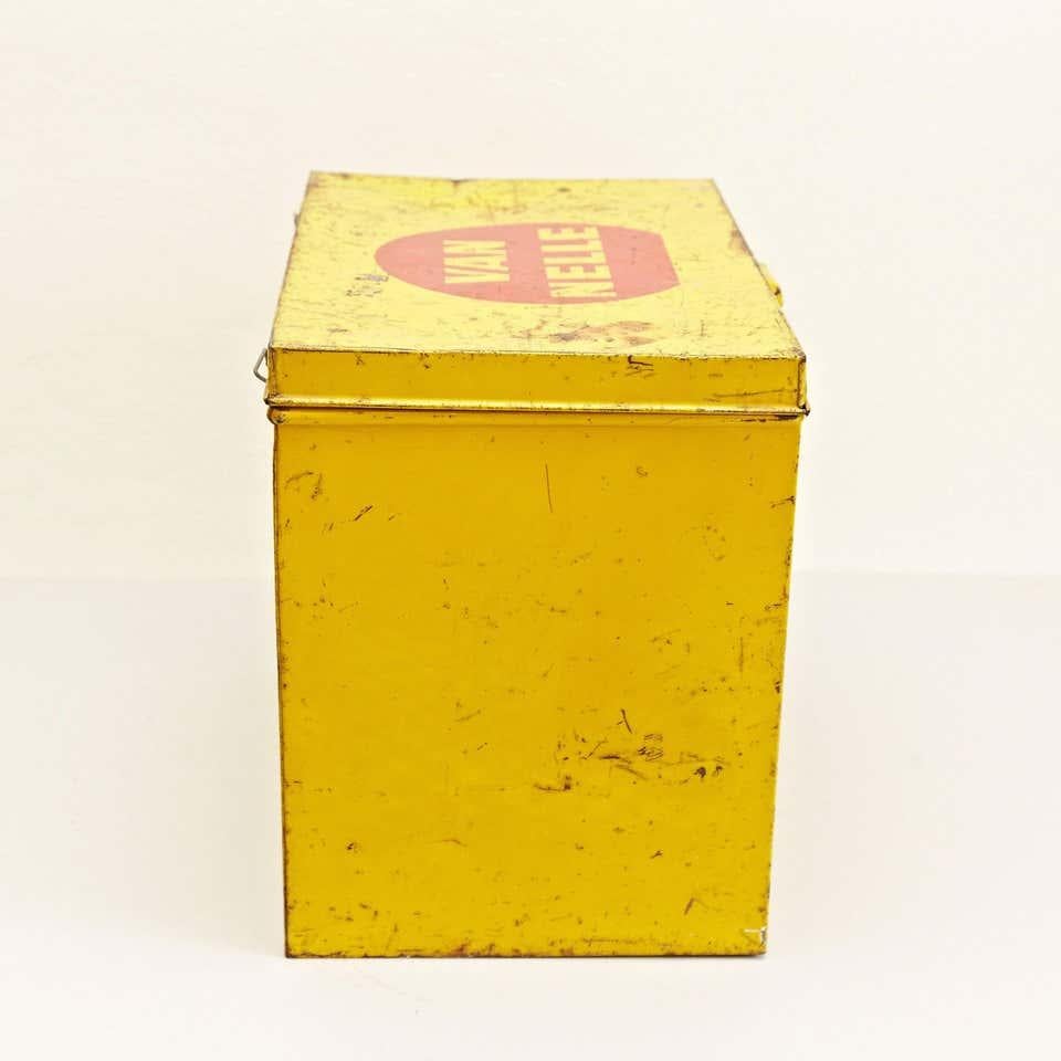 Van Nelle Gelbe Metall-Teedose von Jacques Jongert, um 1930 (Moderne der Mitte des Jahrhunderts) im Angebot