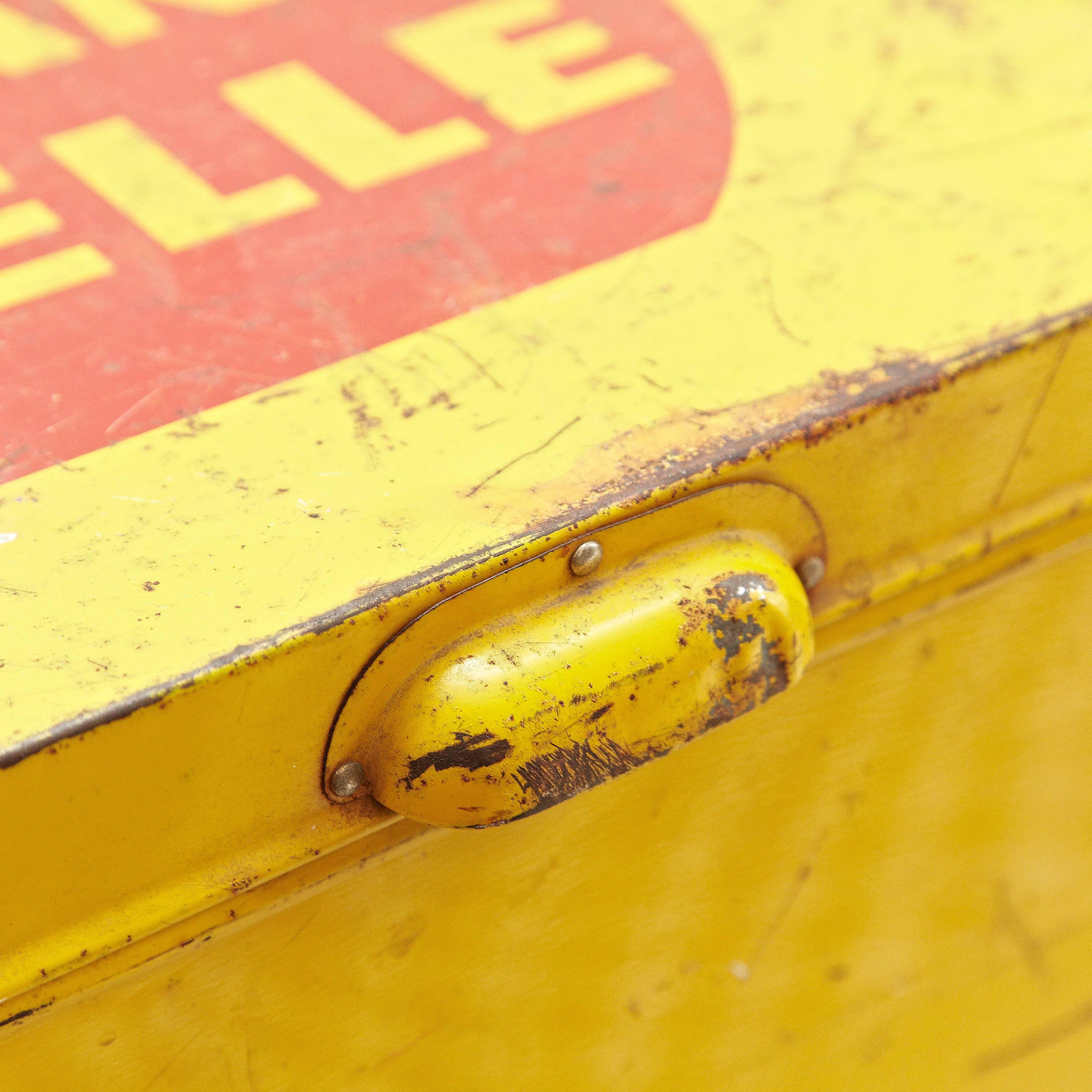 Van Nelle Yellow Metal Tea Box by Jacques Jongert, circa 1930 In Good Condition In Barcelona, Barcelona