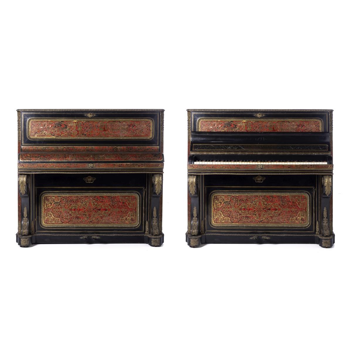 Este excepcional piano Napoleón III, firmado Van Overbergh, es un magnífico ejemplo de la elegancia y el refinamiento decorativo característicos de la artesanía francesa de la segunda mitad del siglo XIX. El instrumento está fabricado en madera