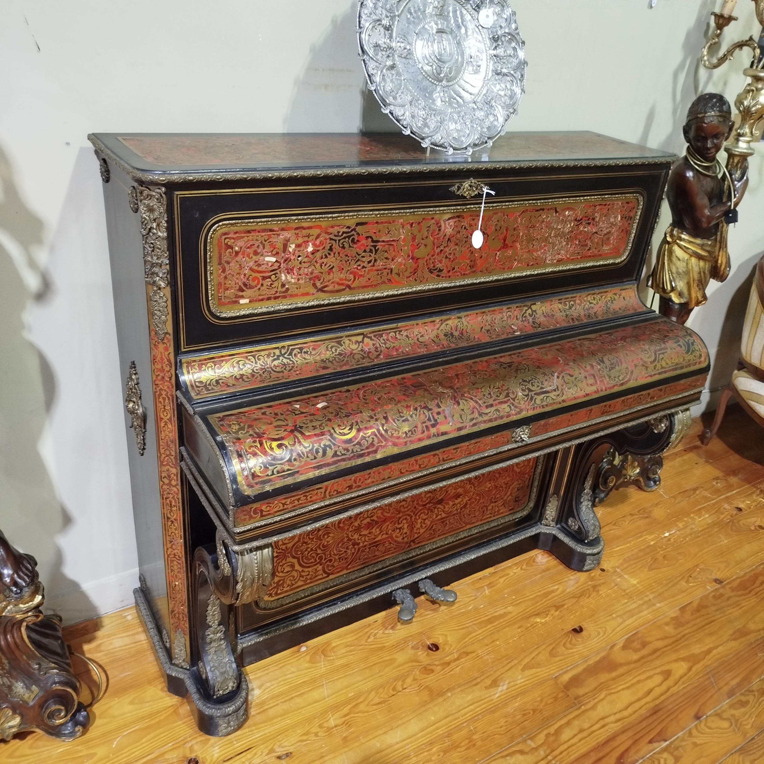 Questo eccezionale pianoforte Napoleone III, firmato Van Overbergh, è un superbo esempio dell'eleganza e della raffinatezza decorativa caratteristica dell'artigianato francese della seconda metà del XIX secolo. Lo strumento è realizzato in legno
