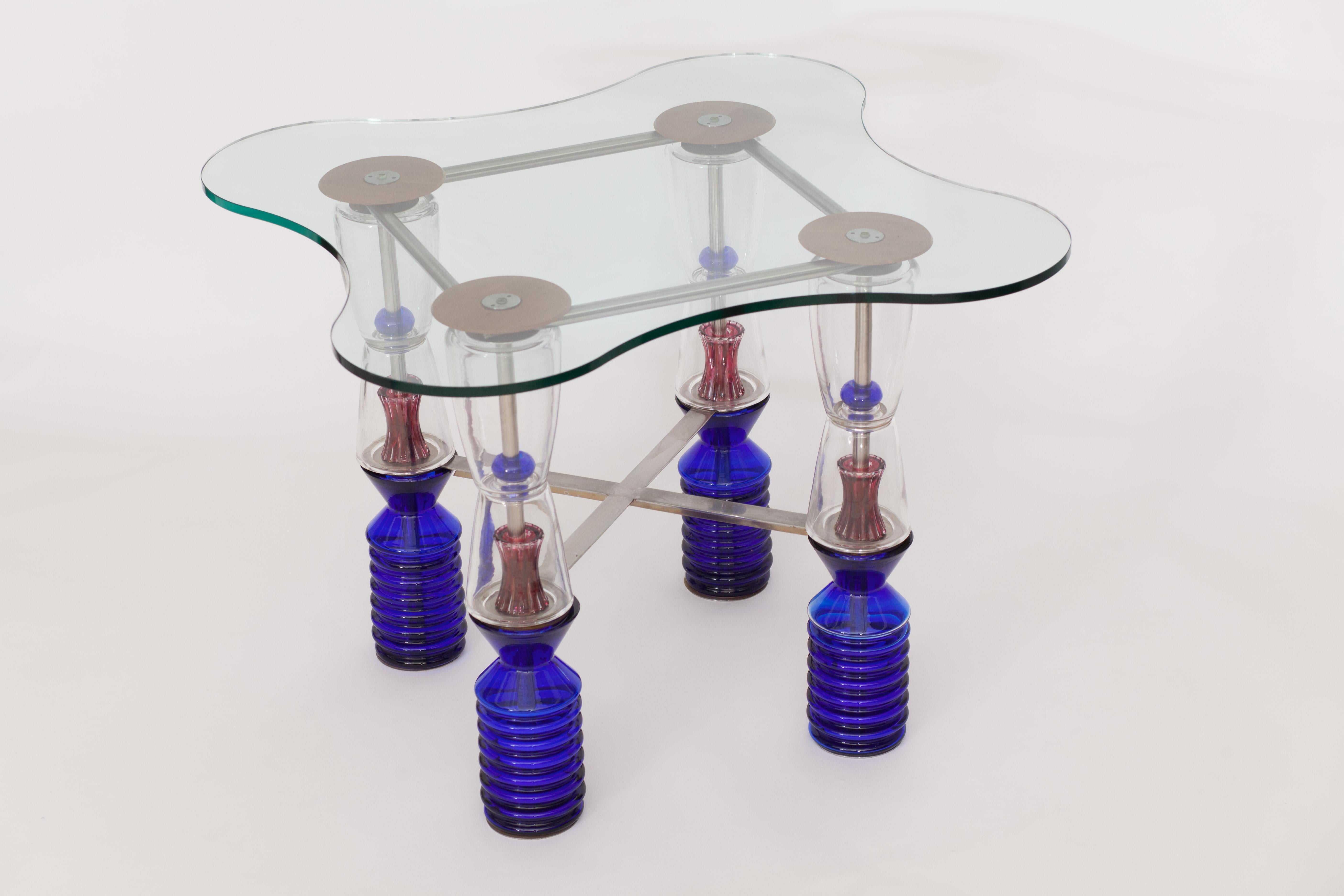 Van Praet & Val Saint lambert Table de jeu en cristal unique en son genre

Cette table d'appoint extraordinaire, caractérisée par ses formes géométriques et organiques et l'utilisation réfléchie des couleurs, a été créée par Frans Van Praet dans