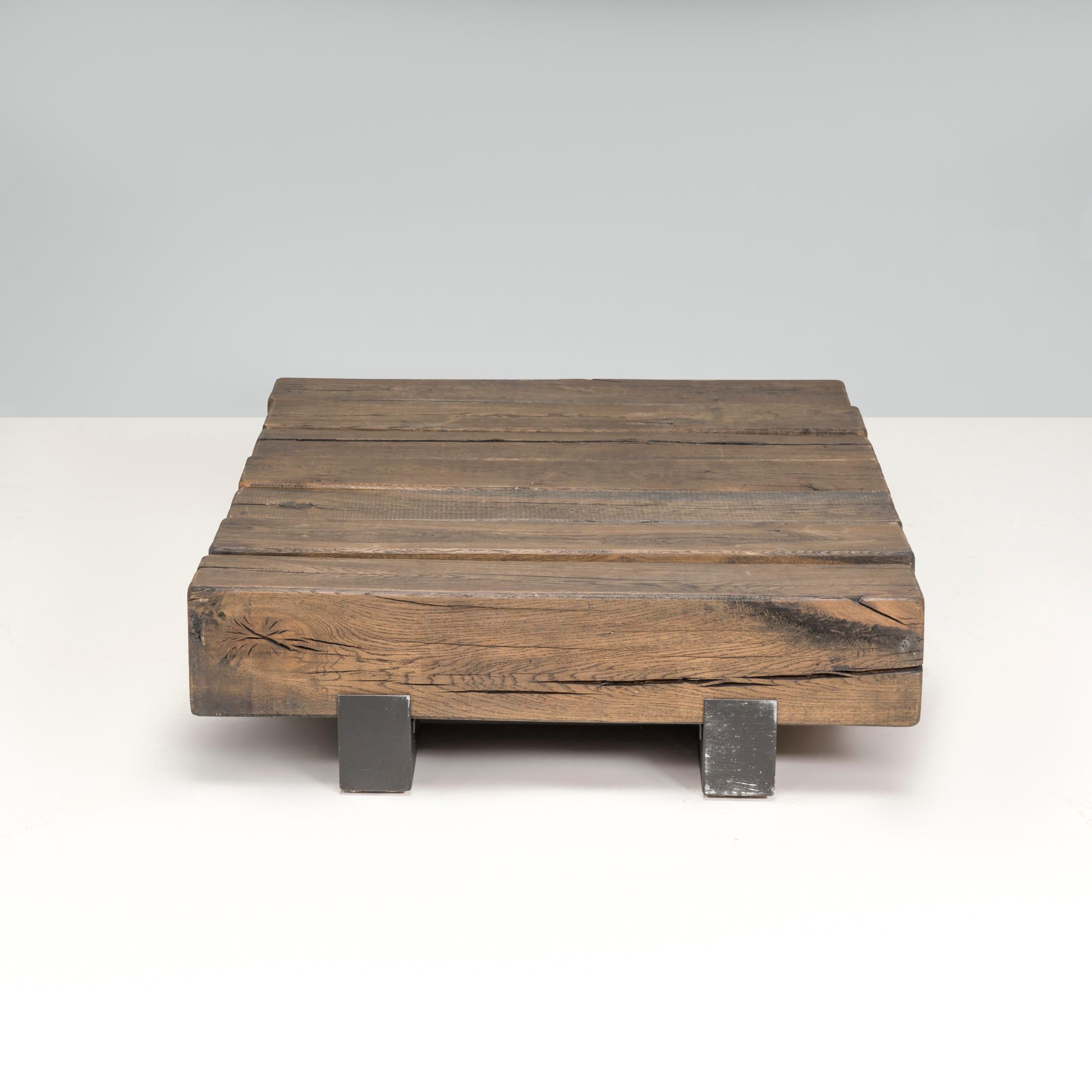 Conçue par Marlieke van Rossum, cette table basse rectangulaire Beam est un merveilleux exemple industriel de la maison de design néerlandaise. Le caractère naturel du bois est laissé à découvert, de sorte que tous les nœuds et toutes les fissures