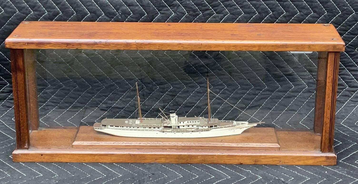 Disegno originale di uno yacht a motore di Eldredge Mcinnis nome Architects, Engineers, and Yacht Brokers, 131 State St. Boston Mass. Il piano è di tre ottavi di pollice per piede e mostra il profilo e le sistemazioni di un classico yacht a motore