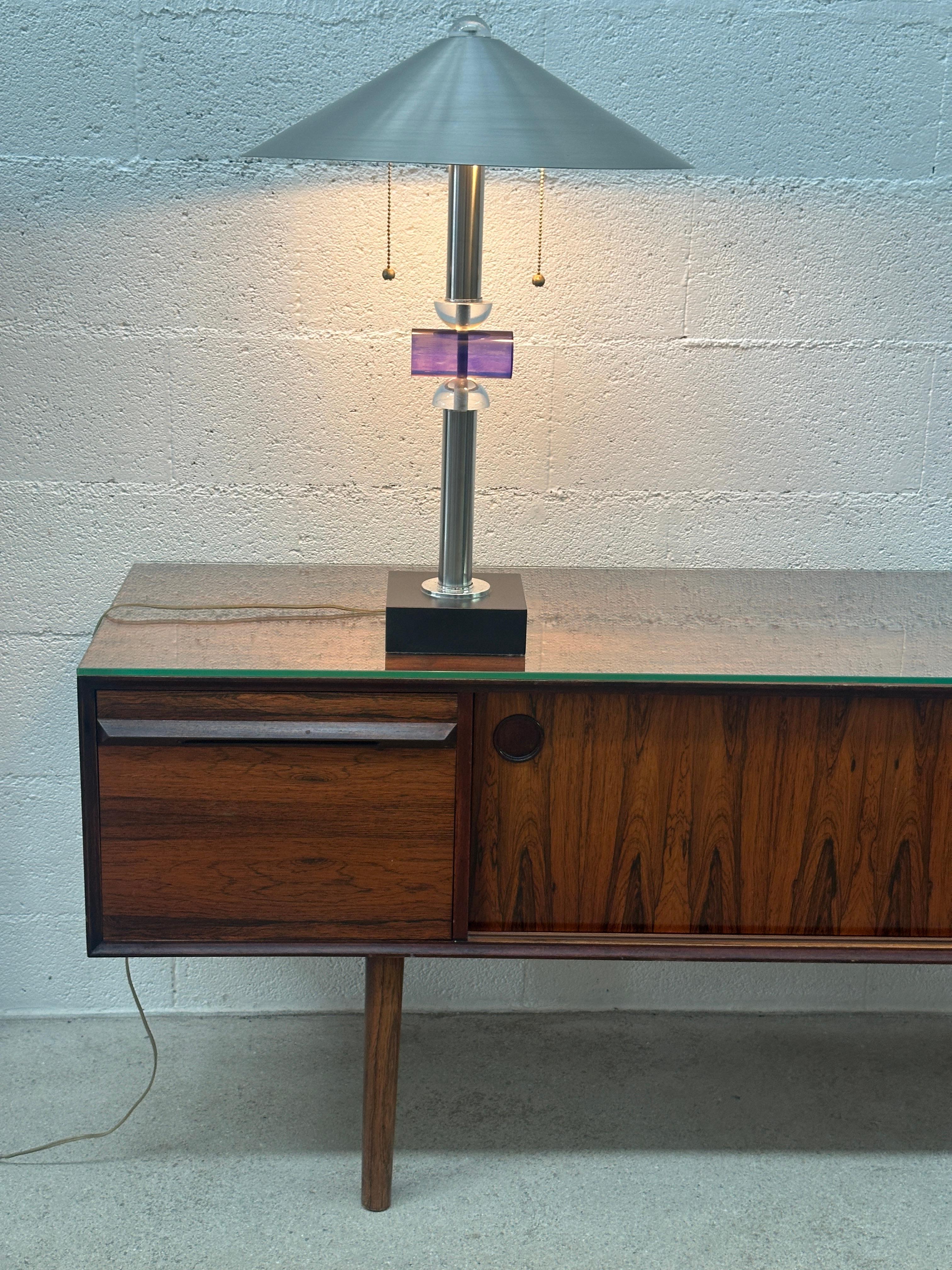 Van Teal um 1970, diese geometrische Stil klar und blau Lucite Tischlampe auf einem schwarzen Holzsockel. Doppelsteckdosen mit Zugschnüren. Hergestellt in Amerika. 

Diese Lampe ist außergewöhnlich. Das Metall und das Plexiglas sind atemberaubend