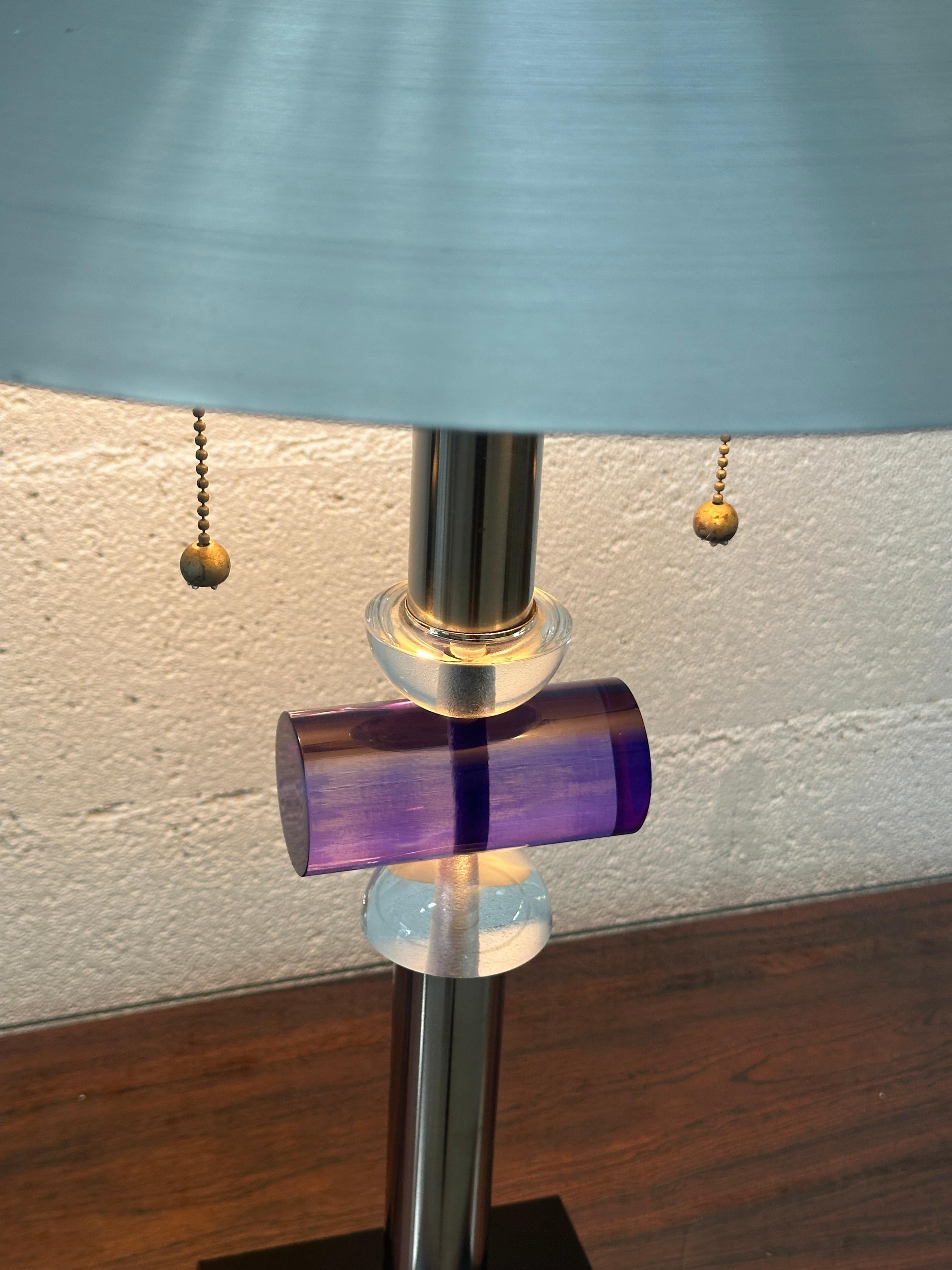 Van Teal 1970, dieser geometrische Stil aus klarem und blauem Lucite, hergestellt in Amerika. (amerikanisch) im Angebot
