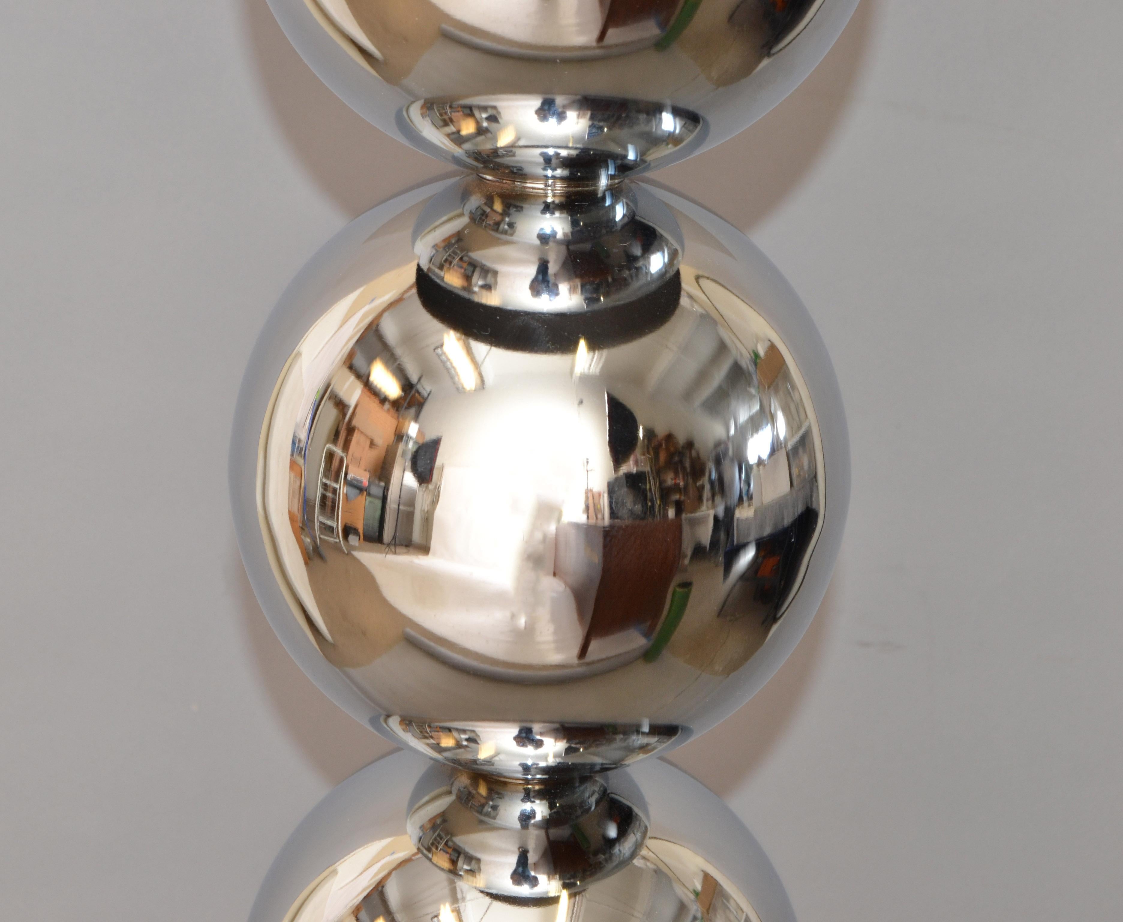 Van Teal - Lampadaire moderne mi-siècle à 2 lumières avec boule en chrome et abat-jour noir argenté, 80 Bon état - En vente à Miami, FL