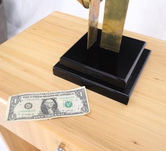 Van Teal, scultura astratta in ottone a nastro di metà secolo moderno su base quadrata nera