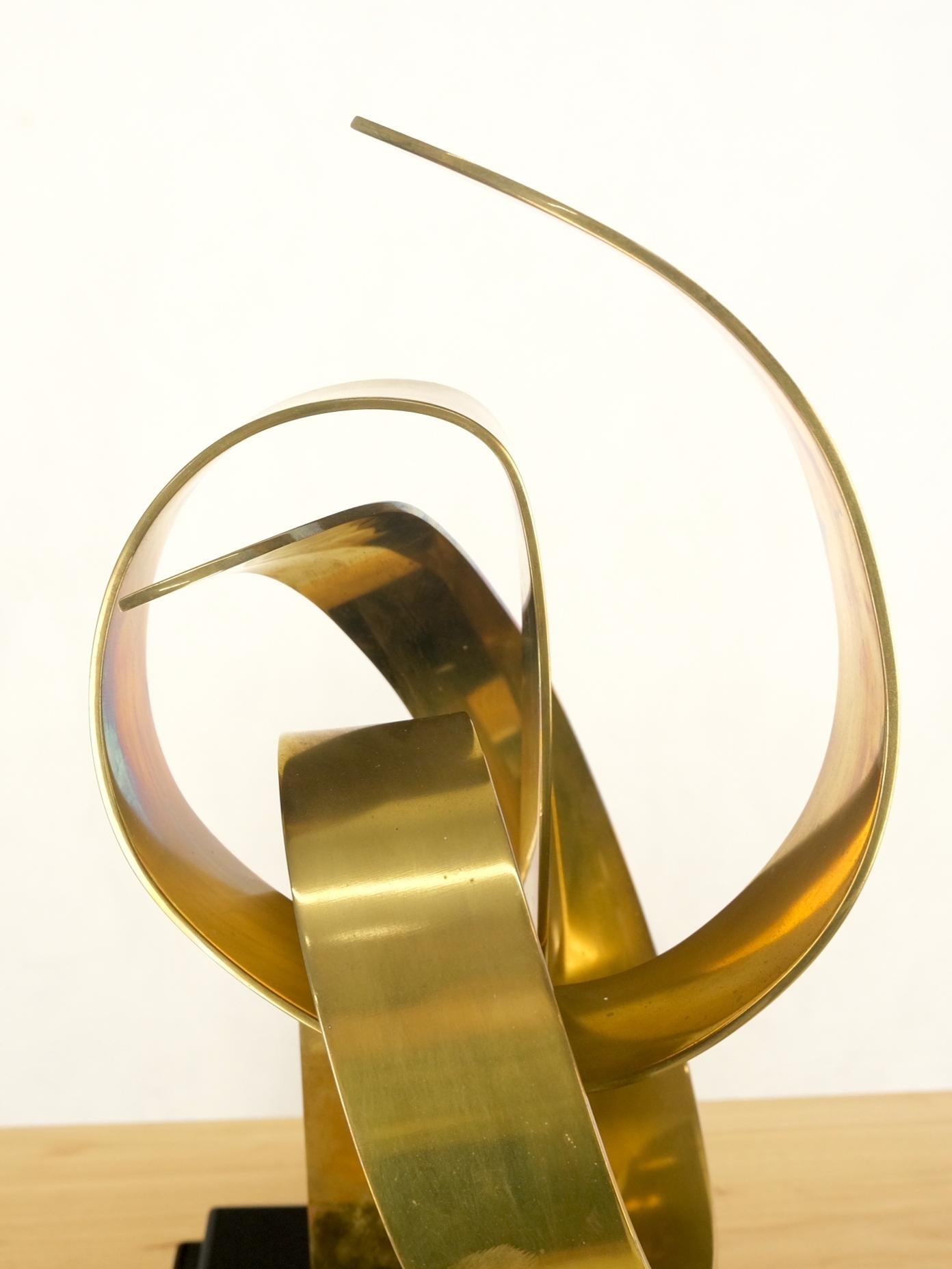 Van Teal Mid-Century Modern Brass Ribbon Abstract Sculpture on Black Square Base In Good Condition For Sale In Rockaway, NJ
