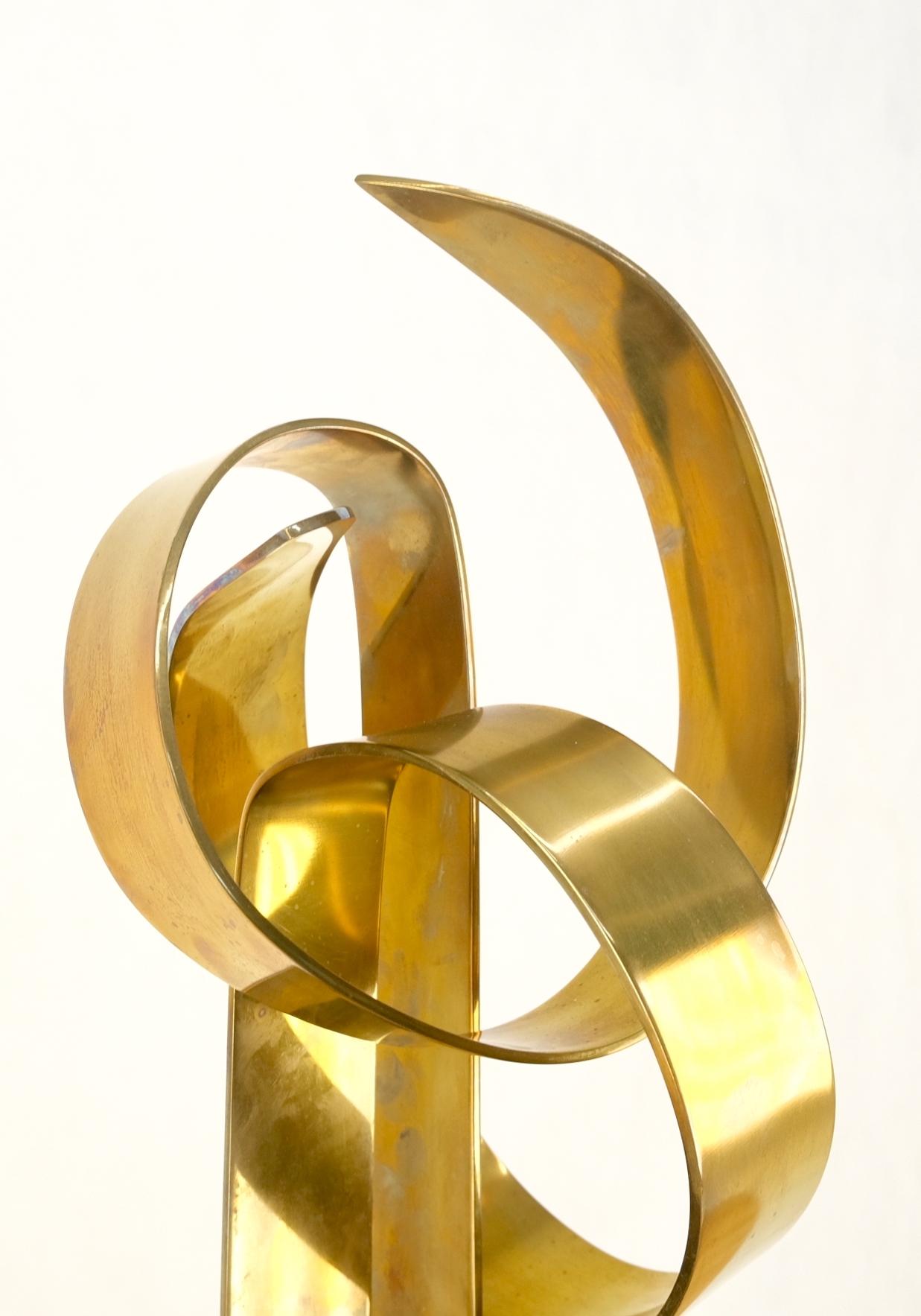 20th Century Van Teal Mid-Century Modern Brass Ribbon Abstract Sculpture on Black Square Base For Sale