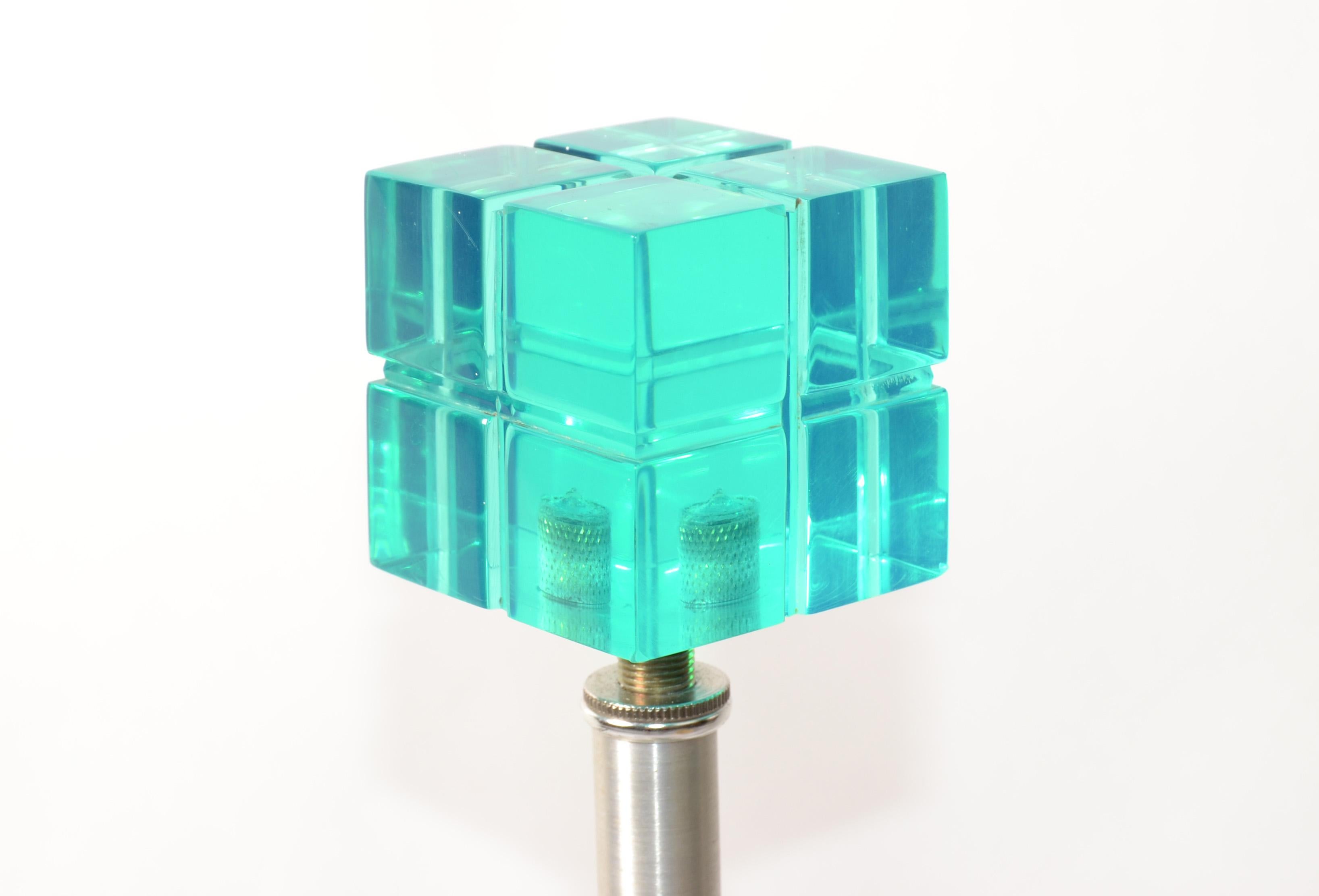 Van Teal Mid-Century Modern Smaragdgrüne Lucite Chrom-Tischlampe mit beigefarbenem Schirm (Leinen) im Angebot