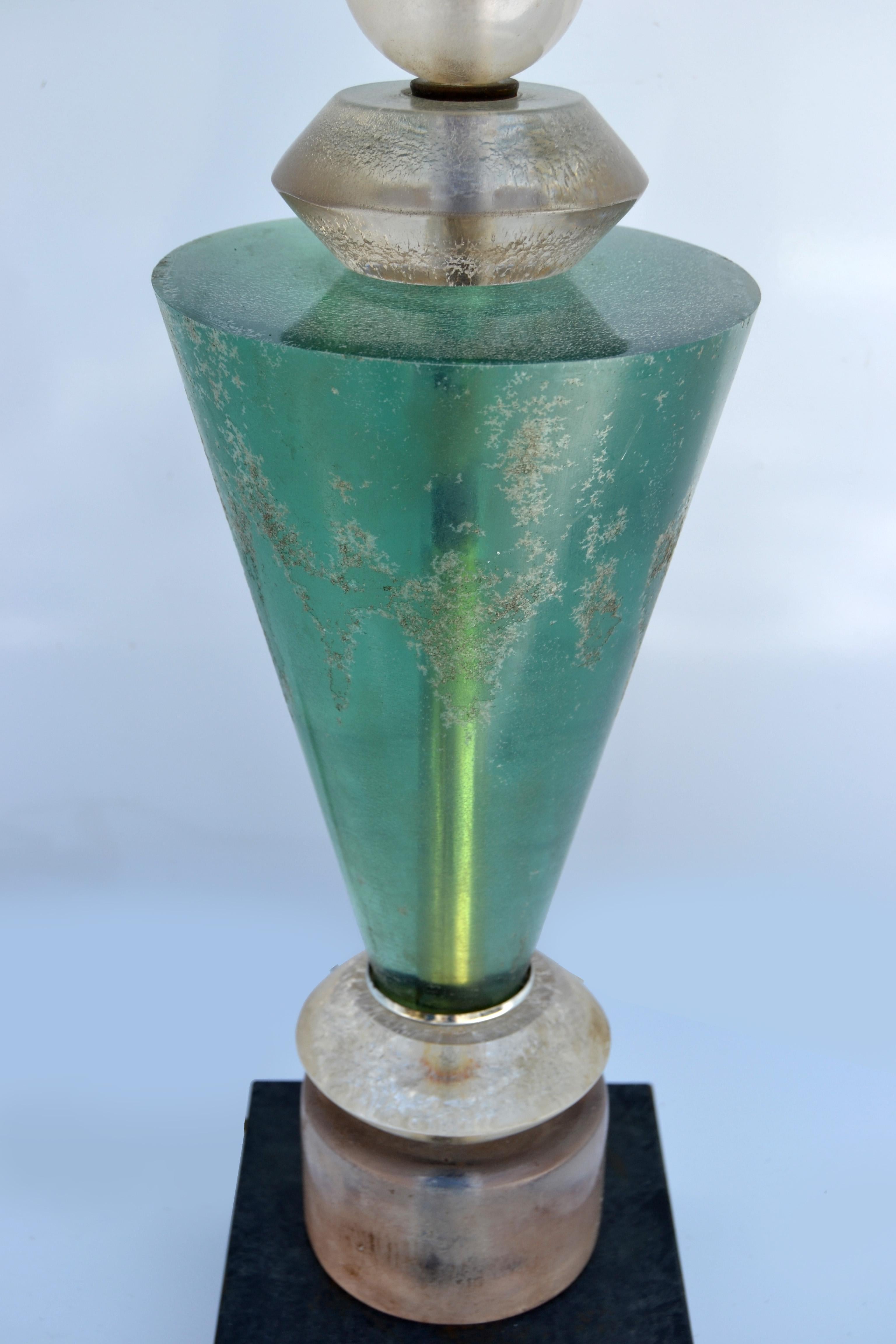 Van Teal lampe de bureau moderne du milieu du siècle dernier à abat-jour plissé en lucite verte, noire et dorée en vente 2