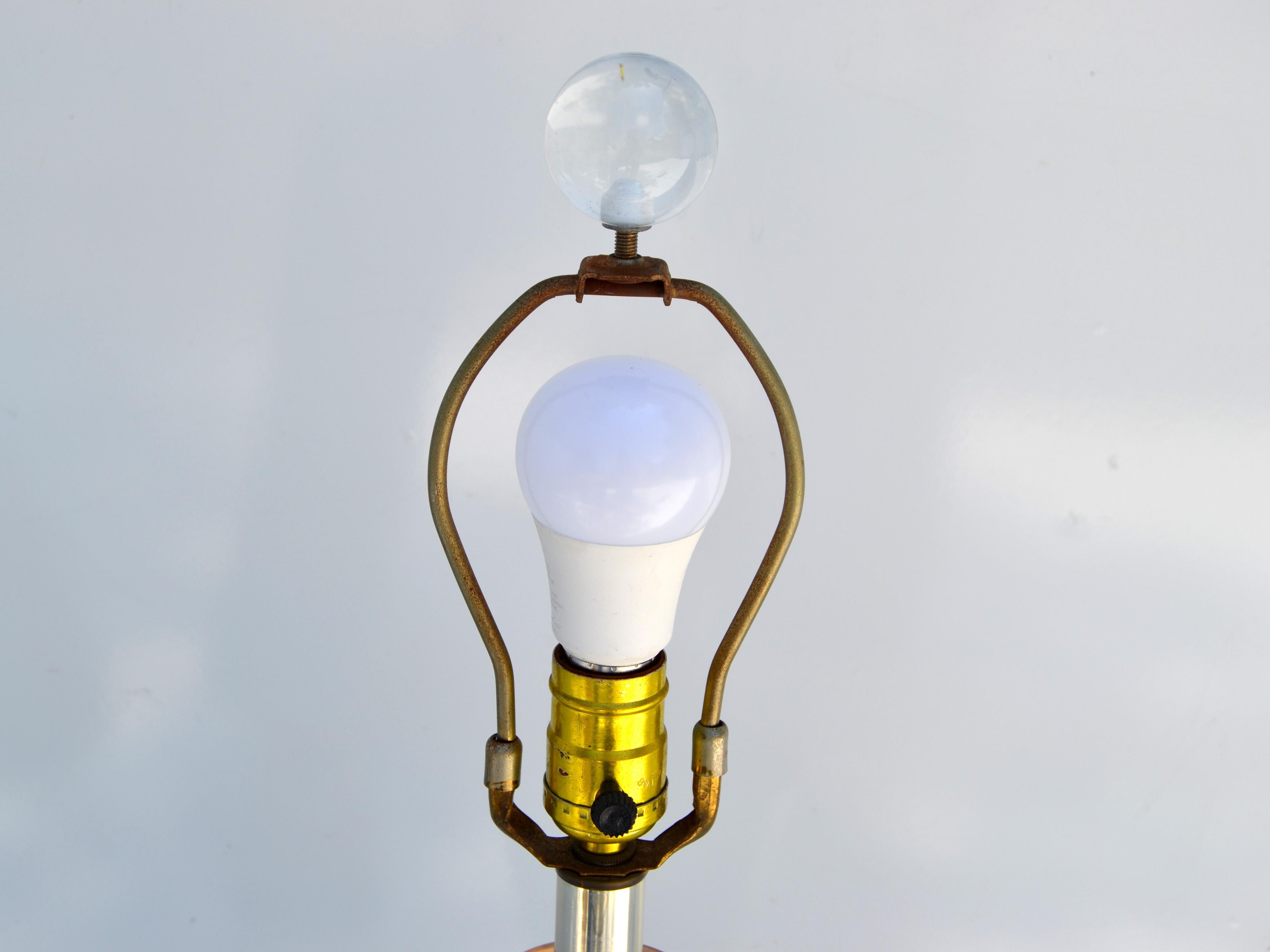 Van Teal lampe de bureau moderne du milieu du siècle dernier à abat-jour plissé en lucite verte, noire et dorée en vente 5