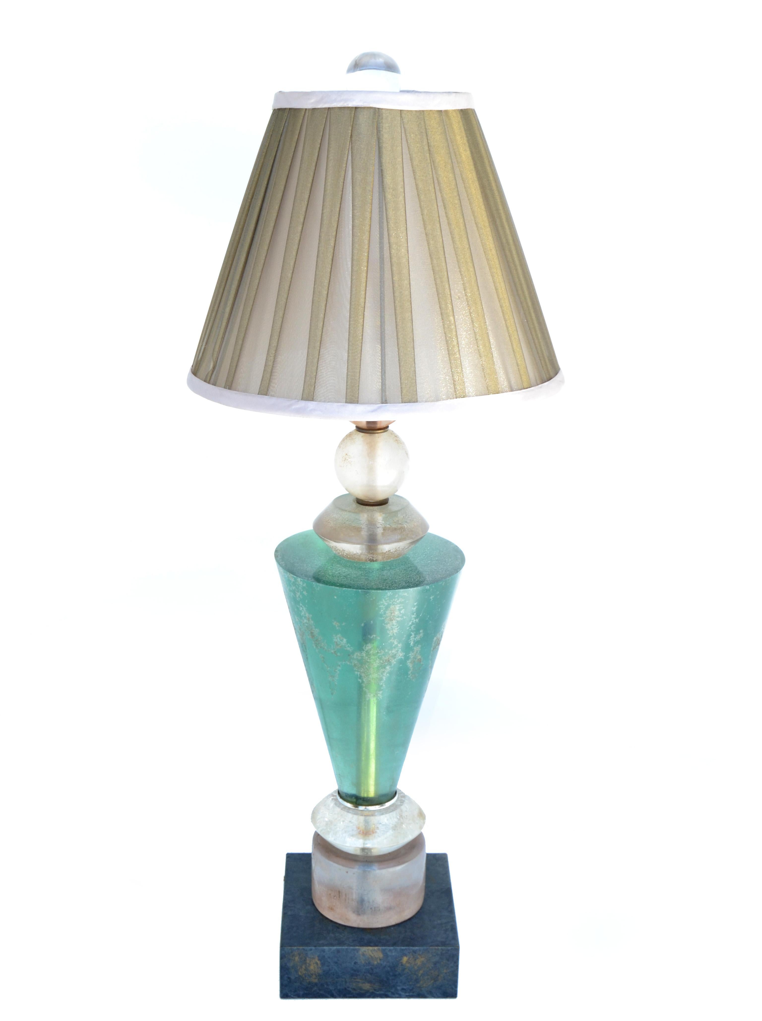 Fait main Van Teal lampe de bureau moderne du milieu du siècle dernier à abat-jour plissé en lucite verte, noire et dorée en vente