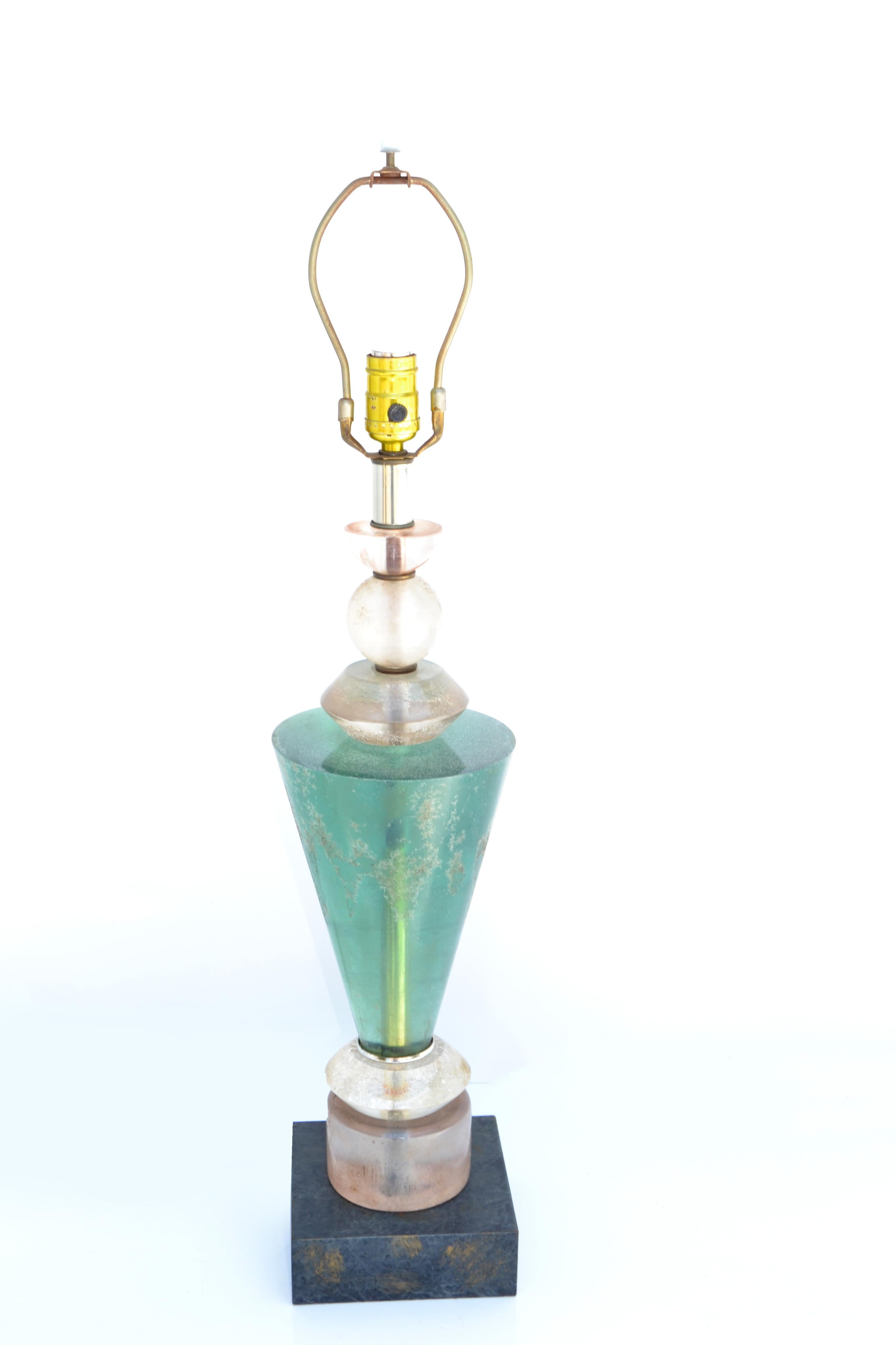 Van Teal lampe de bureau moderne du milieu du siècle dernier à abat-jour plissé en lucite verte, noire et dorée Bon état - En vente à Miami, FL