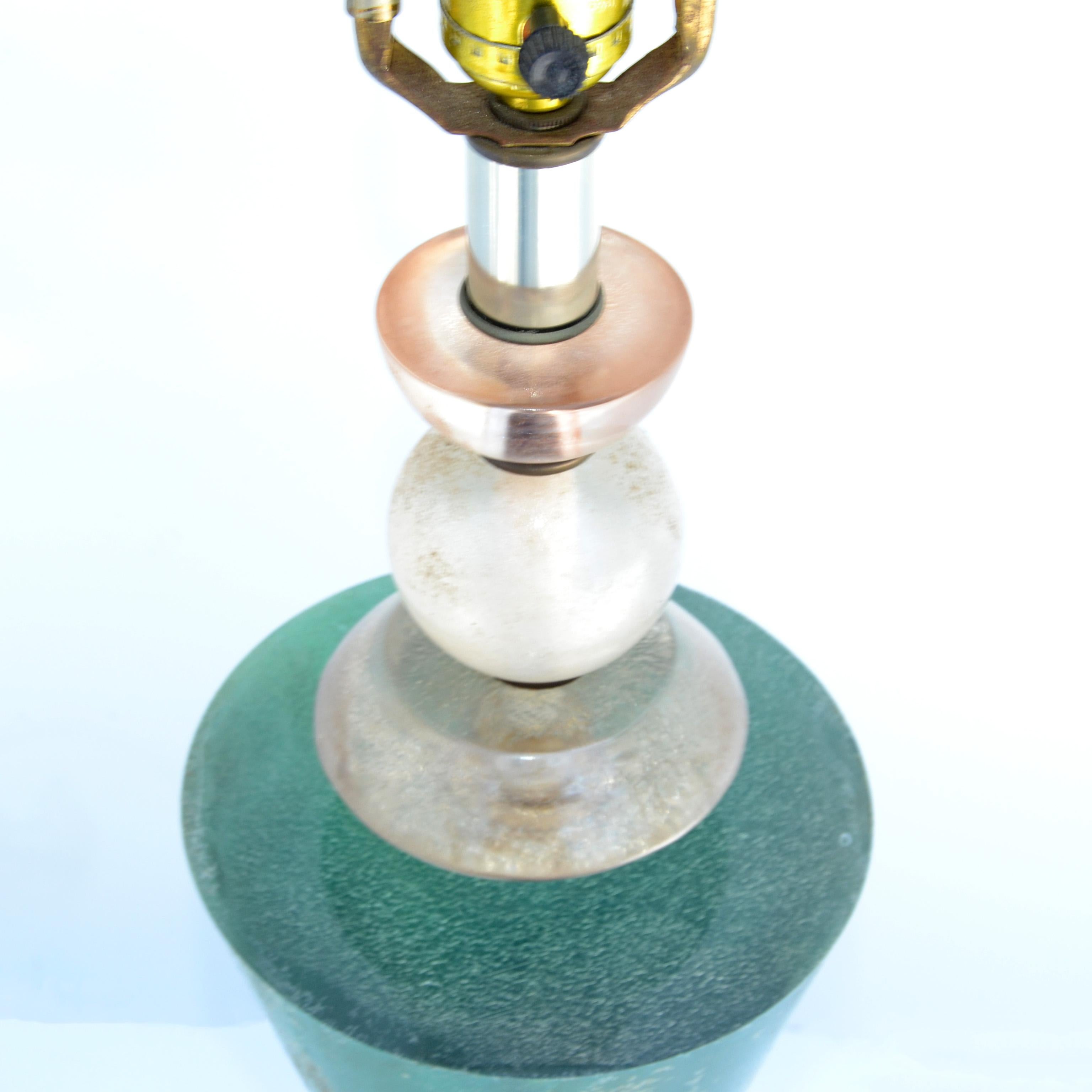 20ième siècle Van Teal lampe de bureau moderne du milieu du siècle dernier à abat-jour plissé en lucite verte, noire et dorée en vente