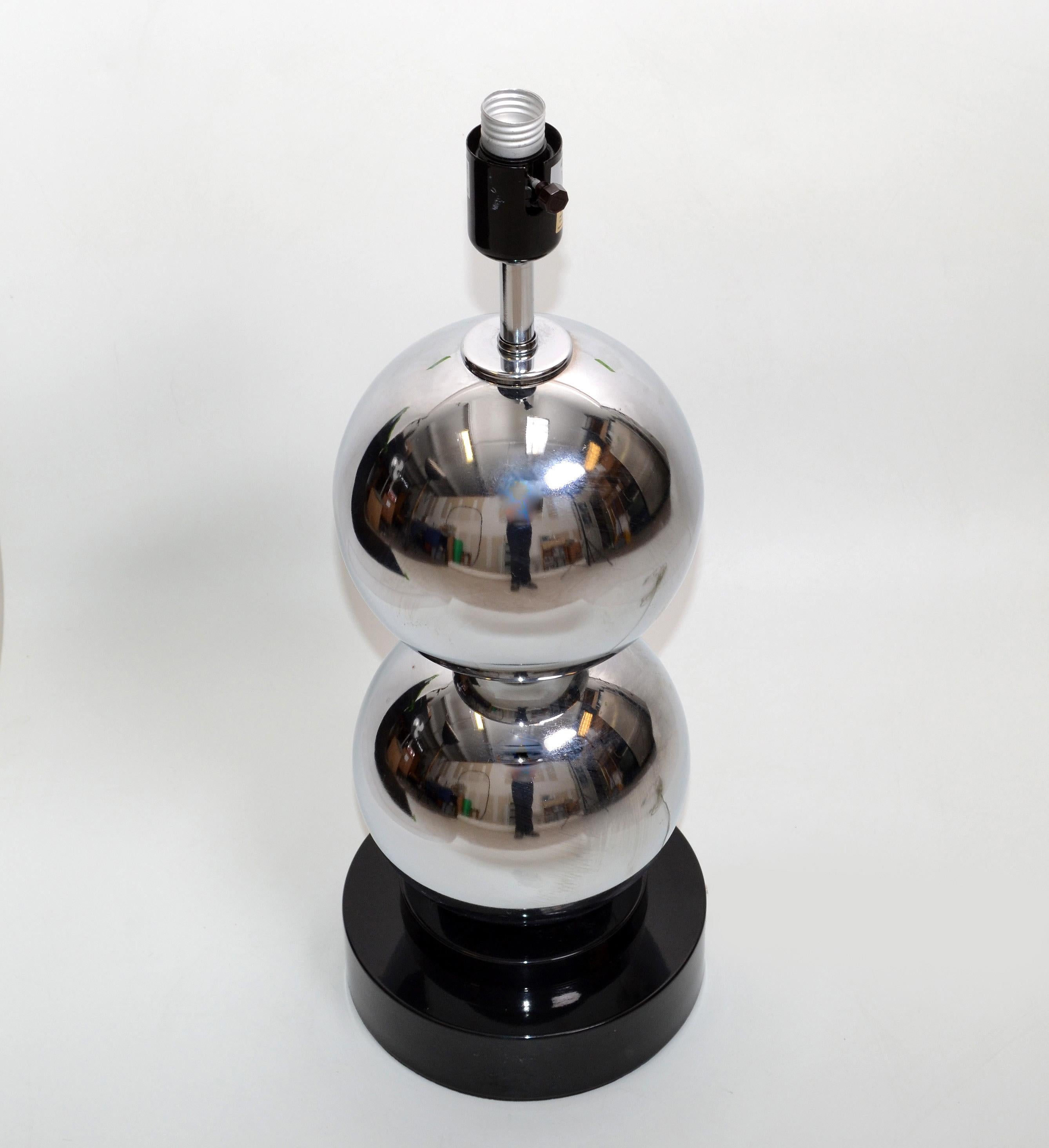 Van Teal modernist two ball silver finish contemporary table lamp.
US Rewired & UL listed has 3-way function and takes a 3-way 150 watt bulb. LED work perfectly too.
Foil label at the socket.
No Shade.