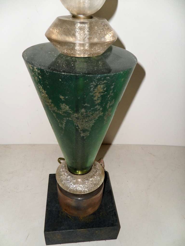 Américain Van Teal lampe de bureau moderne du milieu du siècle dernier en lucite verte, noire et dorée avec abat-jour en vente