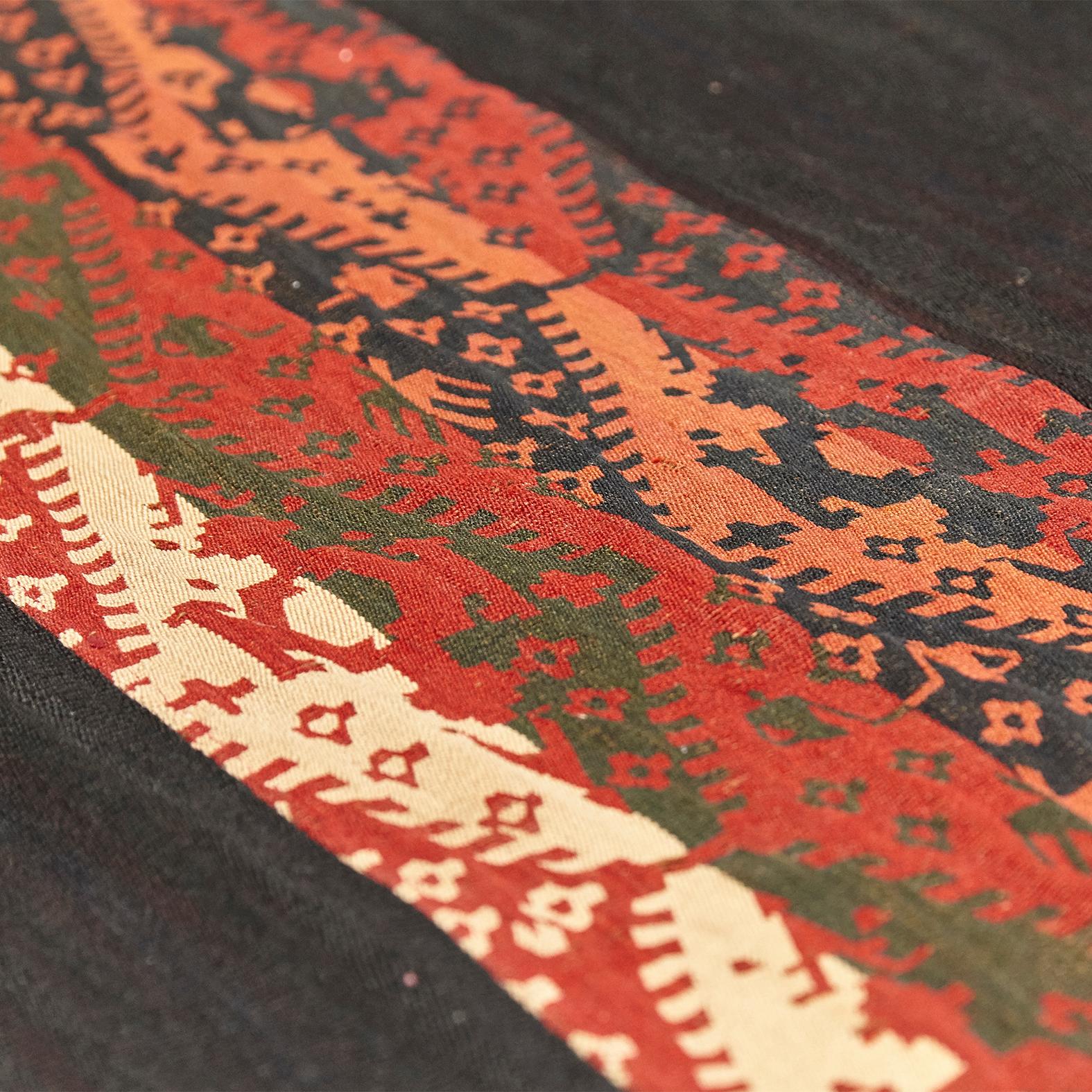 Rug Van from Turkey manufactured, circa 2000

Composition with vintage wool fabrics from East Turkey

Measures: 170 x 172

170 x 172 D8
20129.