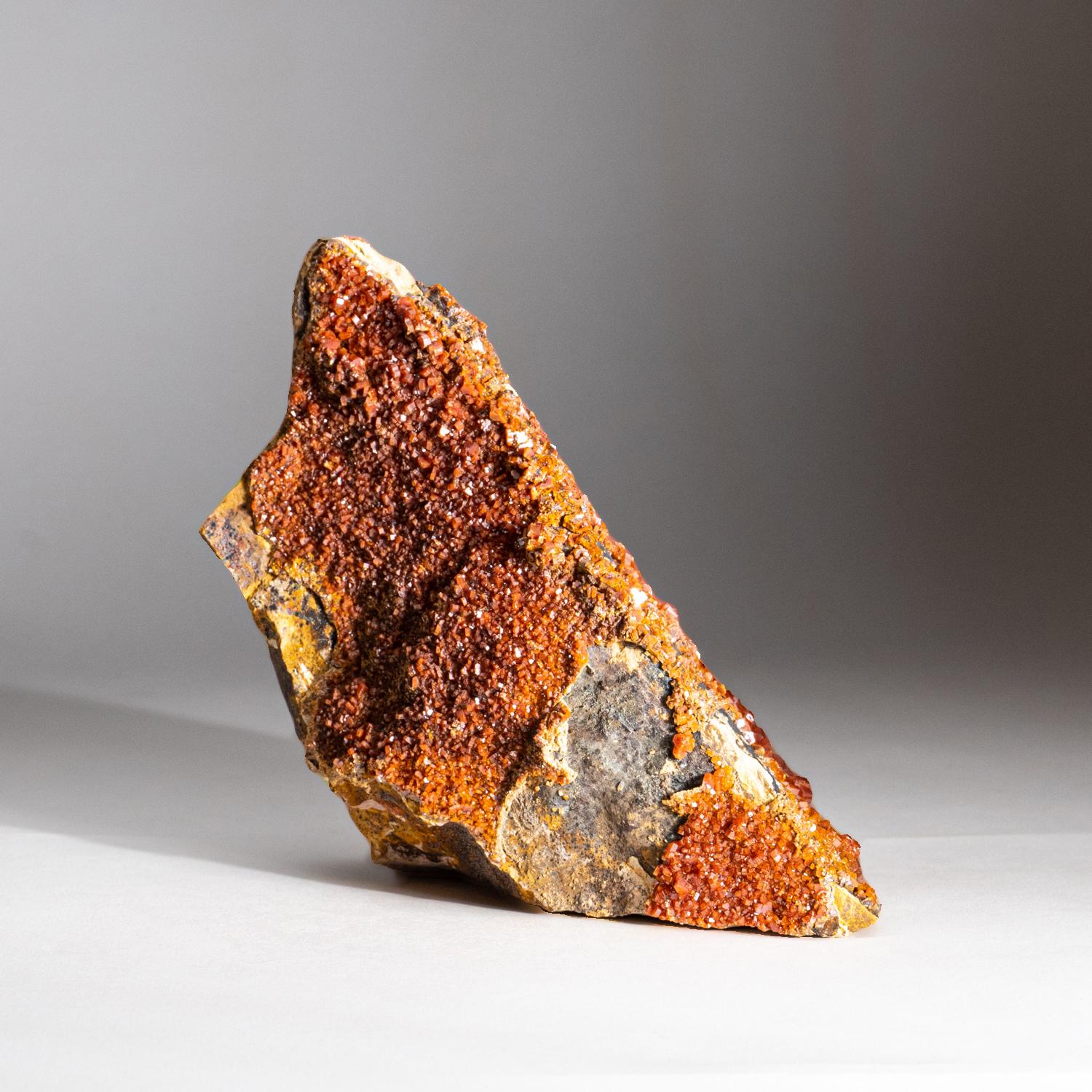 Marocain Amas de cristaux de vanadinite sur matrice de Mibladen, montagnes de l'Atlas, Khénifra Pr en vente