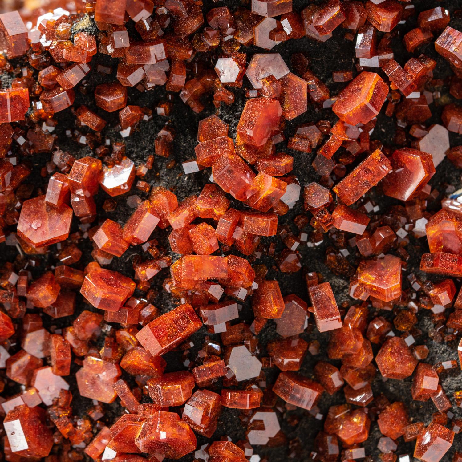 Grupo de cristales de vanadinita sobre matriz procedentes de Mibladen, montañas del Atlas, Khénifra Pr Siglo XXI y contemporáneo en venta