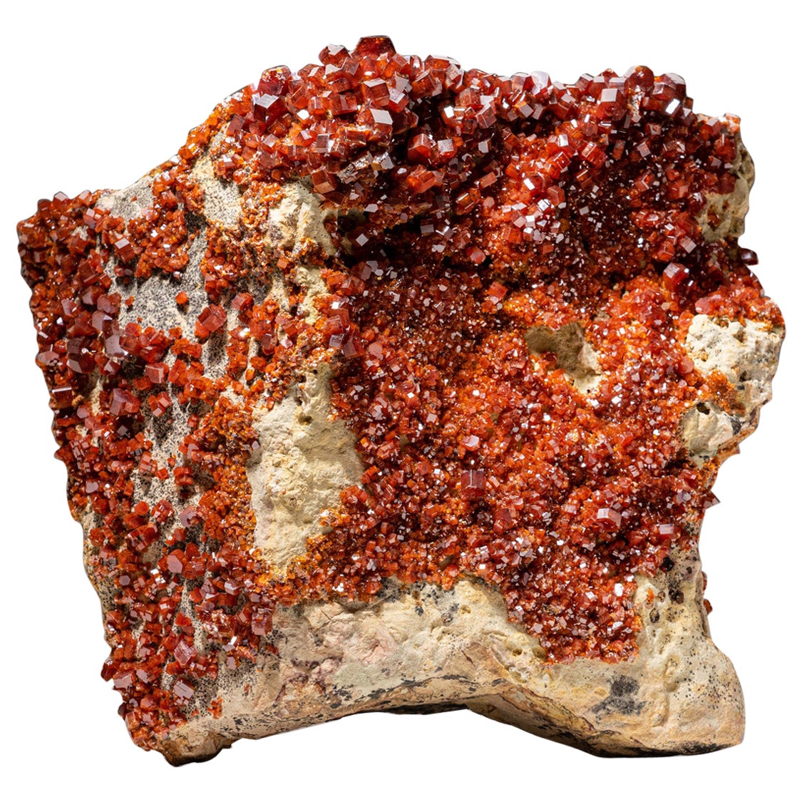 Ammasso di cristalli di vanadinite su matrice da Mibladen, Montagne dell'Atlante, Khénifra Pr