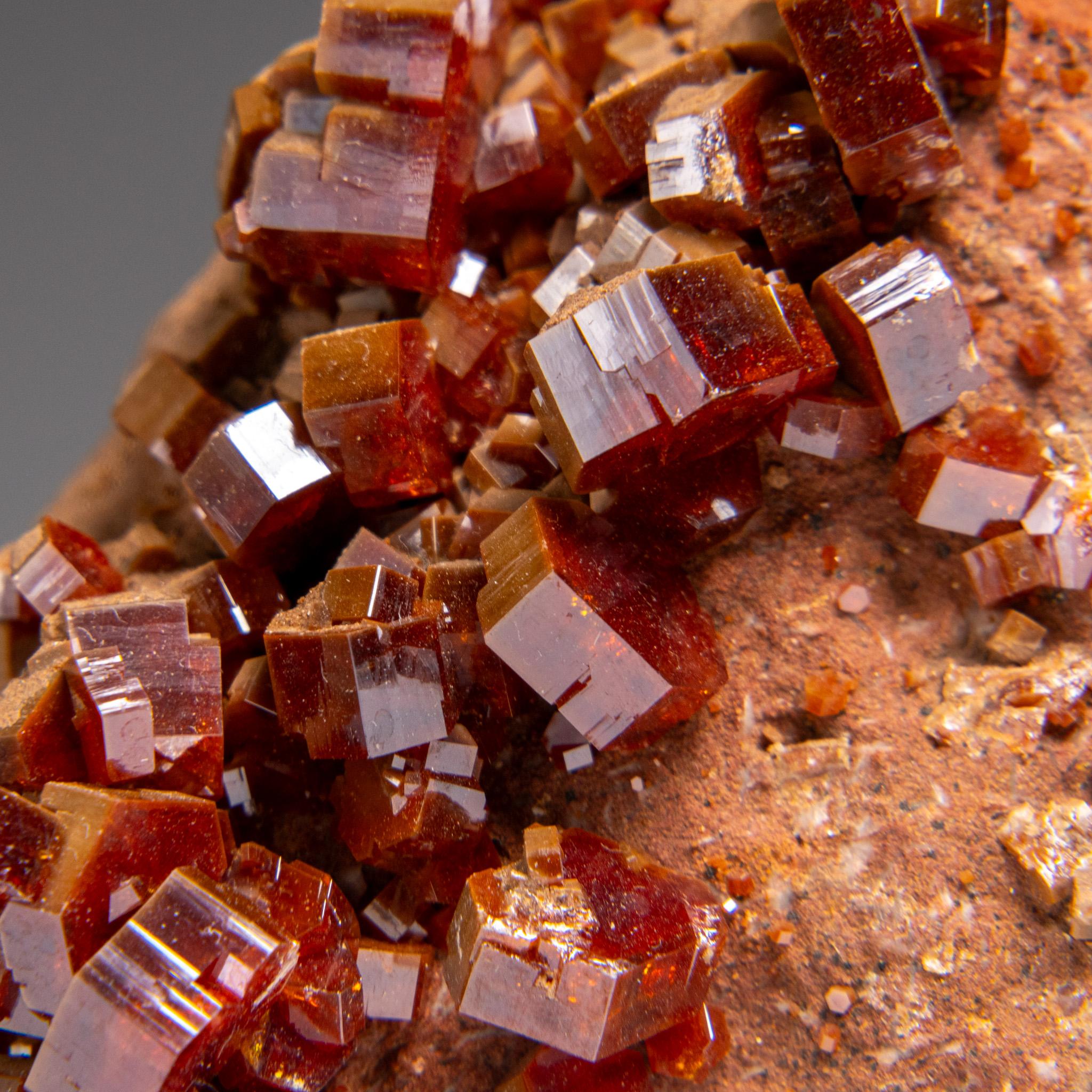 Da Mibladen, montagne dell'Atlante, provincia di Khénifra, Marocco.

 Ecco un eccezionale esemplare di classe mondiale di un gruppo di cristalli esagonali di vanadinite rosso brillante con lucentezza vitrea su matrice. Grandi cristalli ben definiti