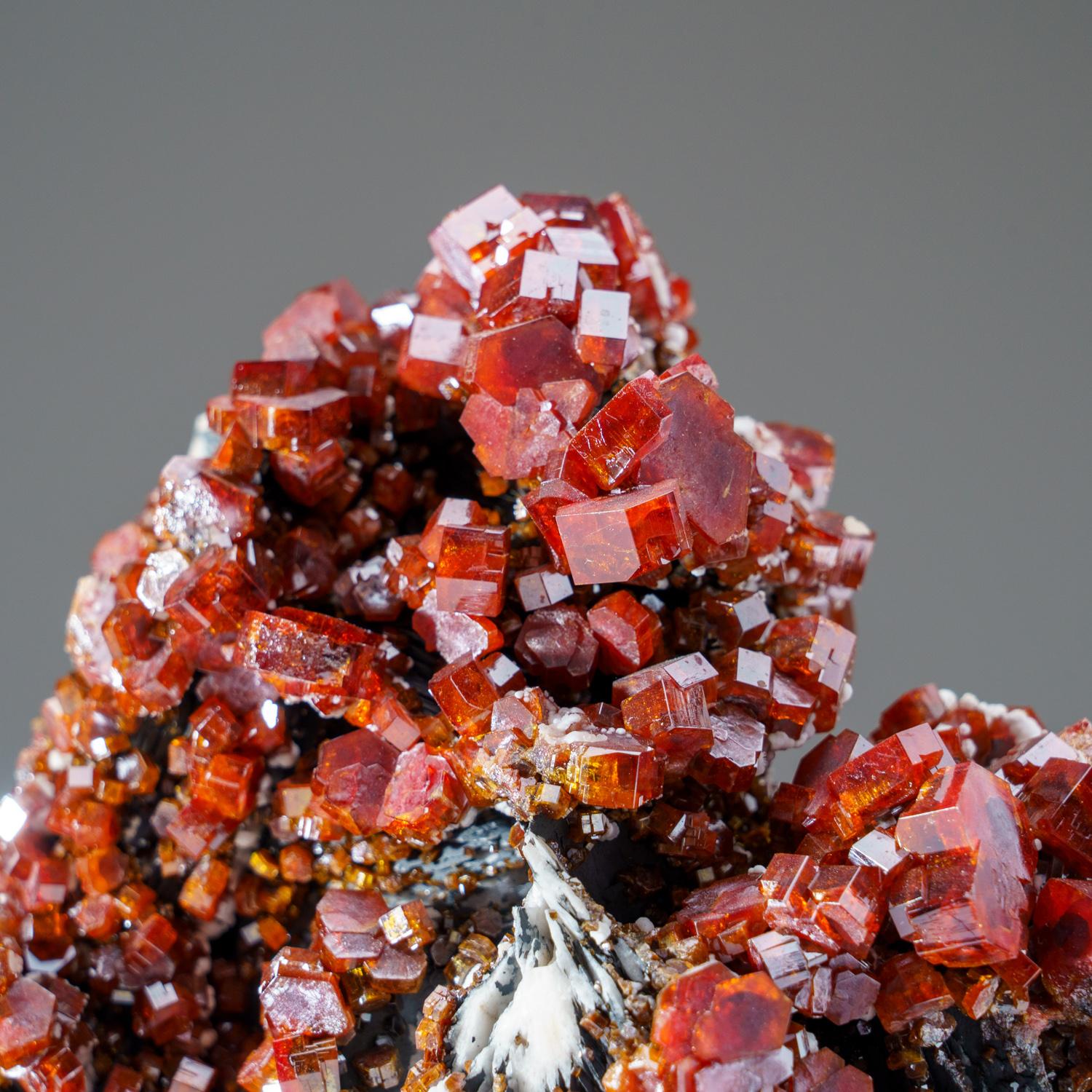 De Mibladen, montagnes de l'Atlas, province de Khénifra, Maroc 

Voici un spécimen exceptionnel de classe mondiale de cristaux lustrés de vanadinite rouge-orange couvrant toutes les faces de la matrice. Les cristaux de vanadinite sont hexagonaux,