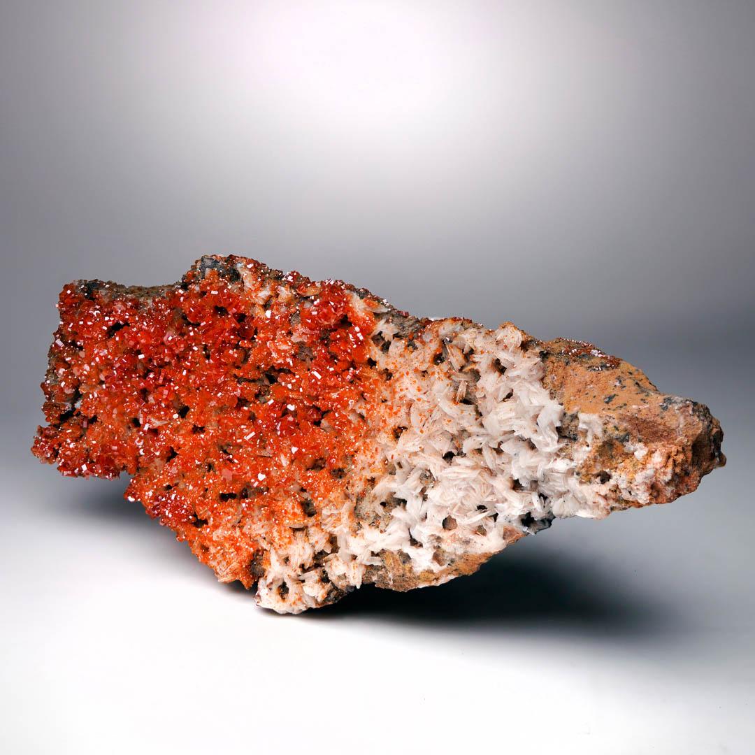 Marocchino Vanadinite su barite dal Marocco - 4,1 Lb. in vendita