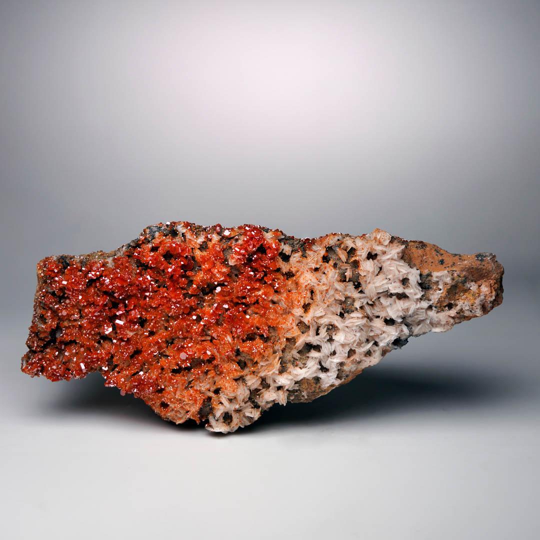 XXI secolo e contemporaneo Vanadinite su barite dal Marocco - 4,1 Lb. in vendita