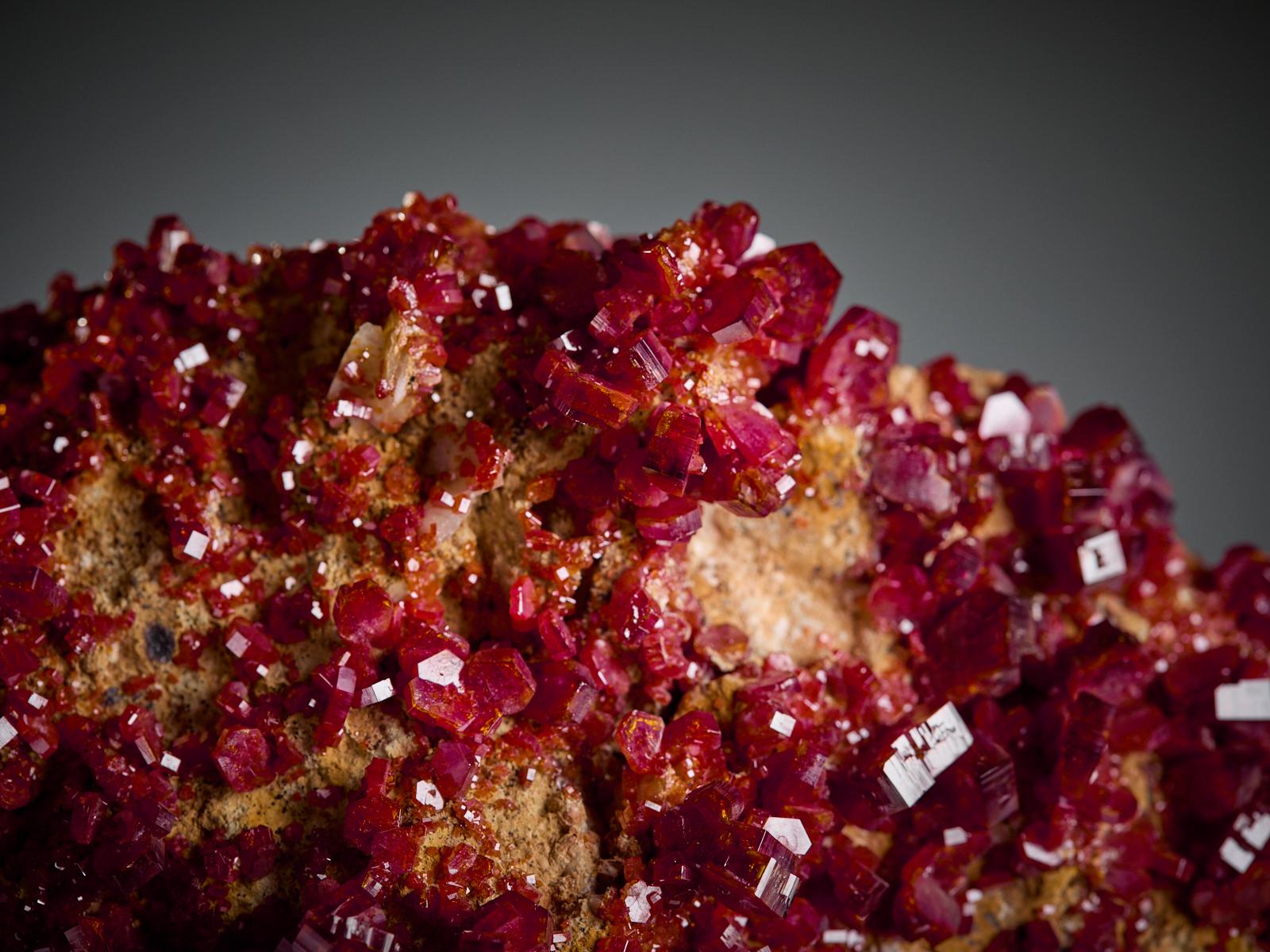 Vanadinite on Matrix im Angebot 4