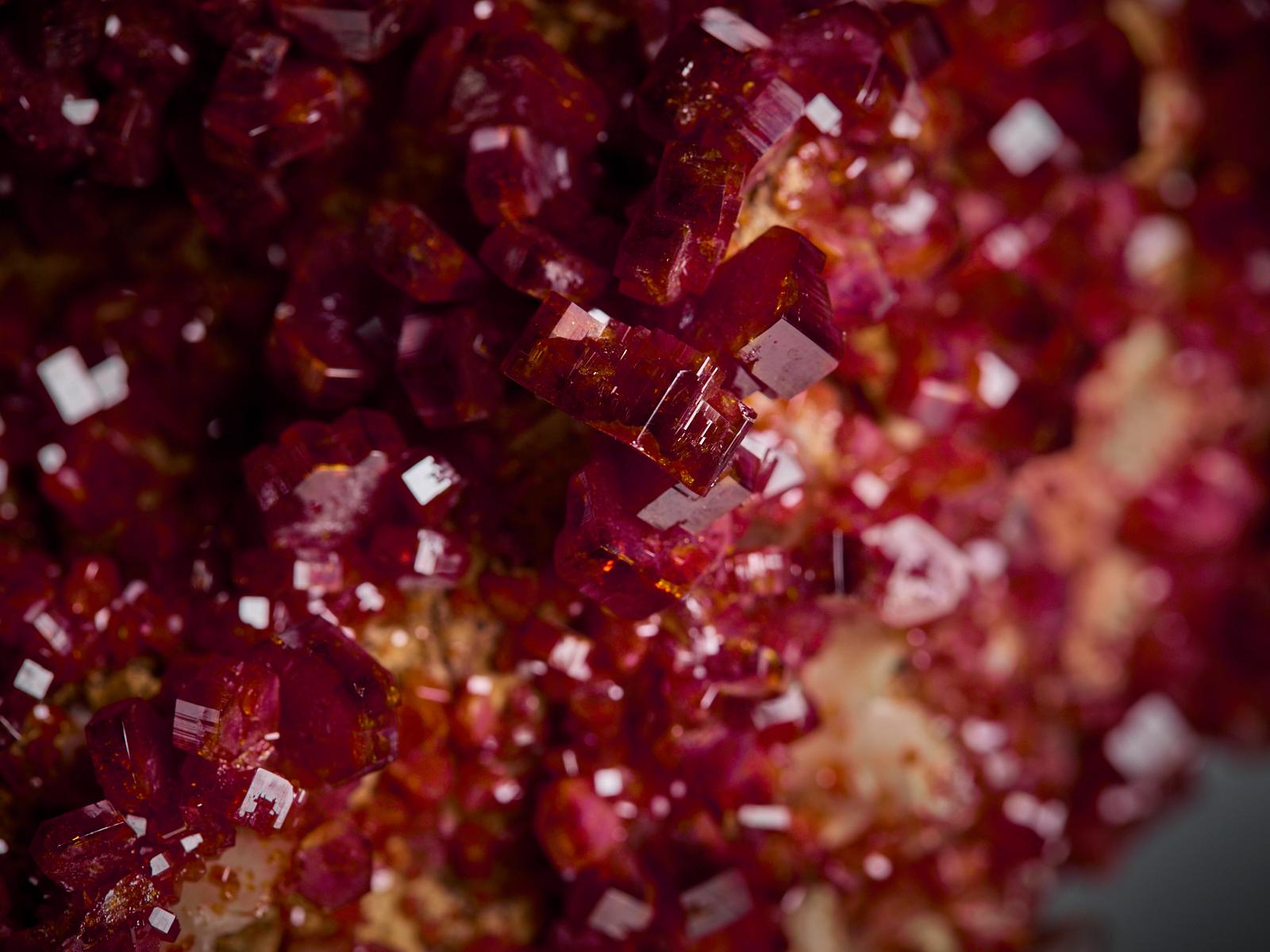 Vanadinite on Matrix im Angebot 7
