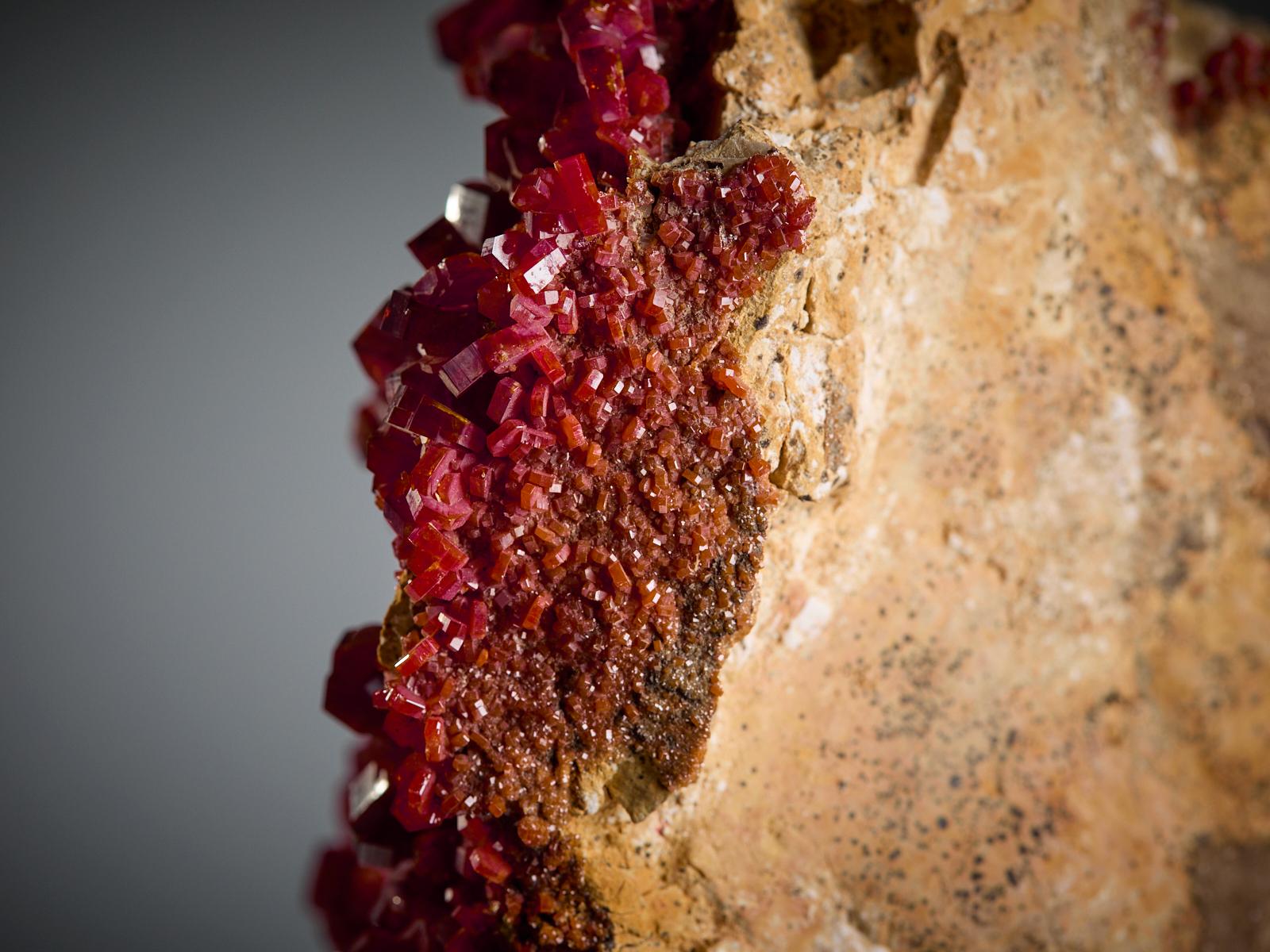Vanadinite on Matrix im Angebot 8