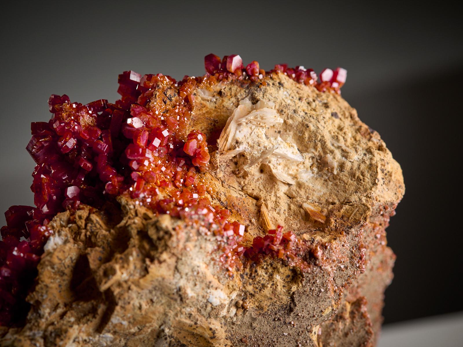 Vanadinite on Matrix im Angebot 9
