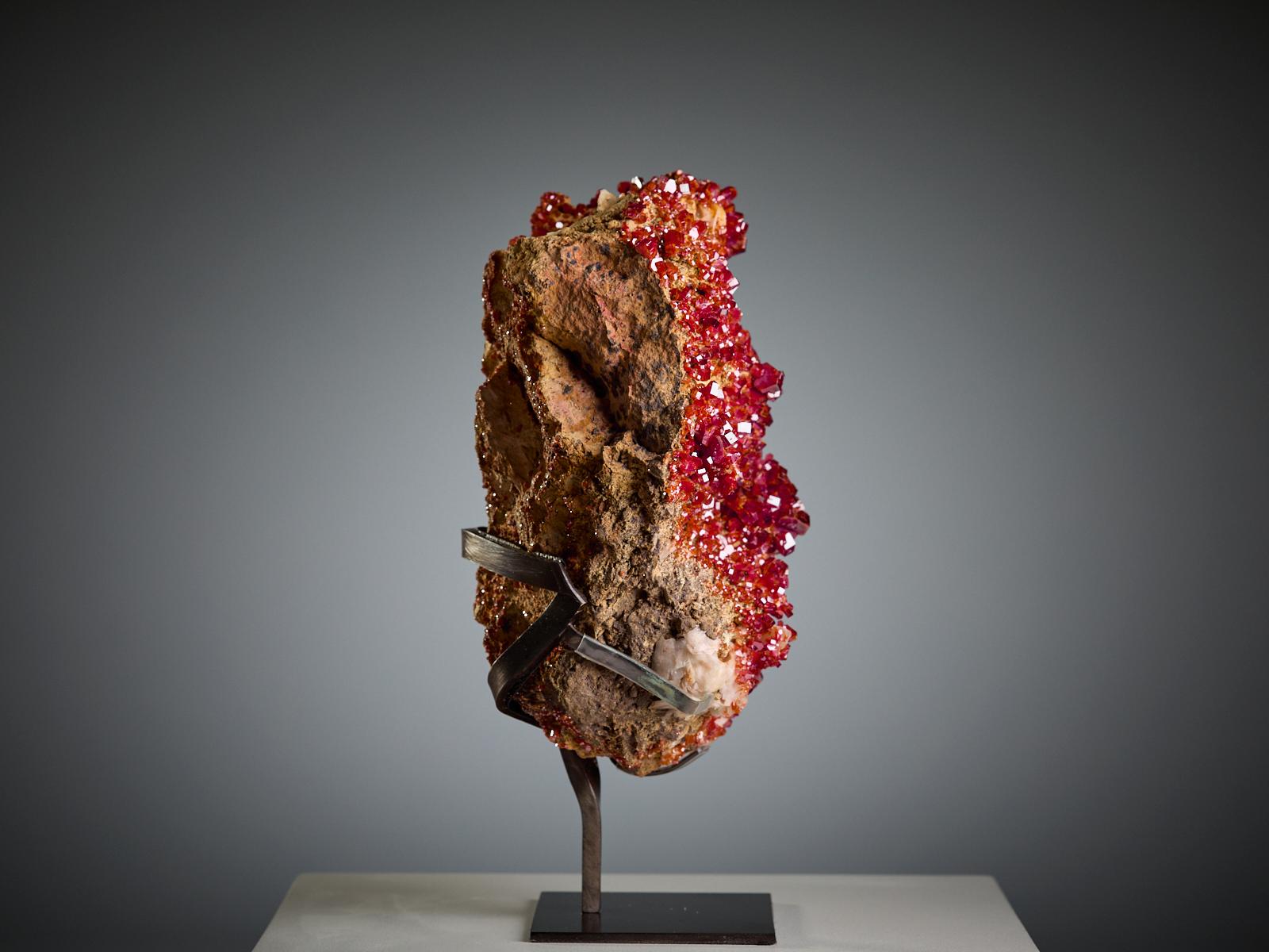 Vanadinite on Matrix (Kristall) im Angebot