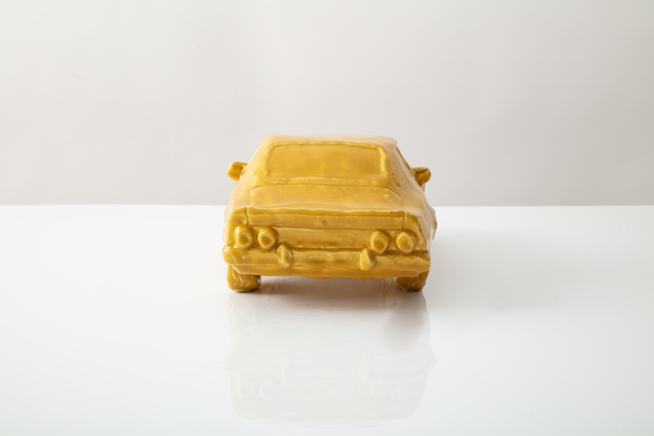 Américain Sculpture de voiture en céramique émaillée « Vanadium Opal » en vente