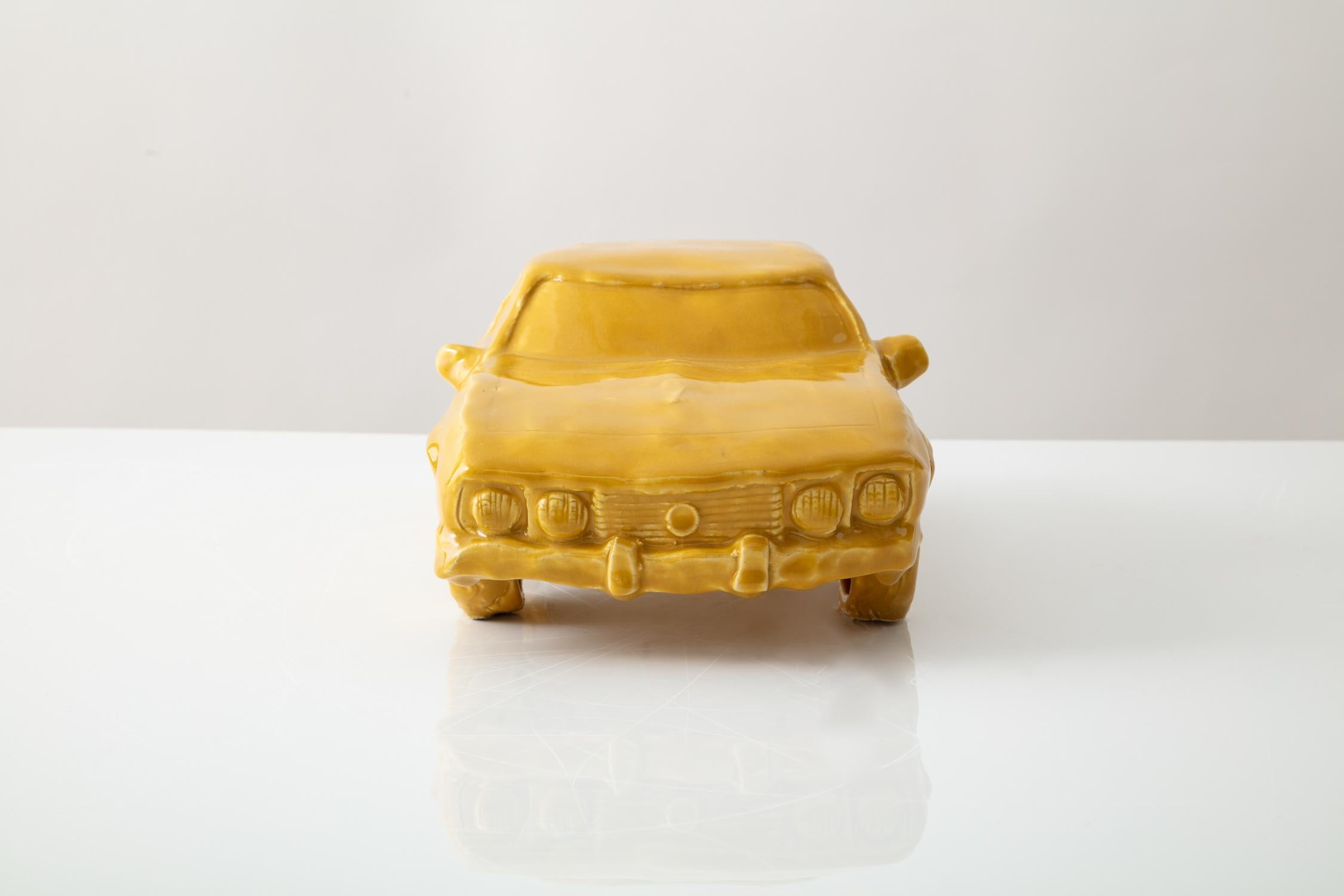 Vernissé Sculpture de voiture en céramique émaillée « Vanadium Opal » en vente